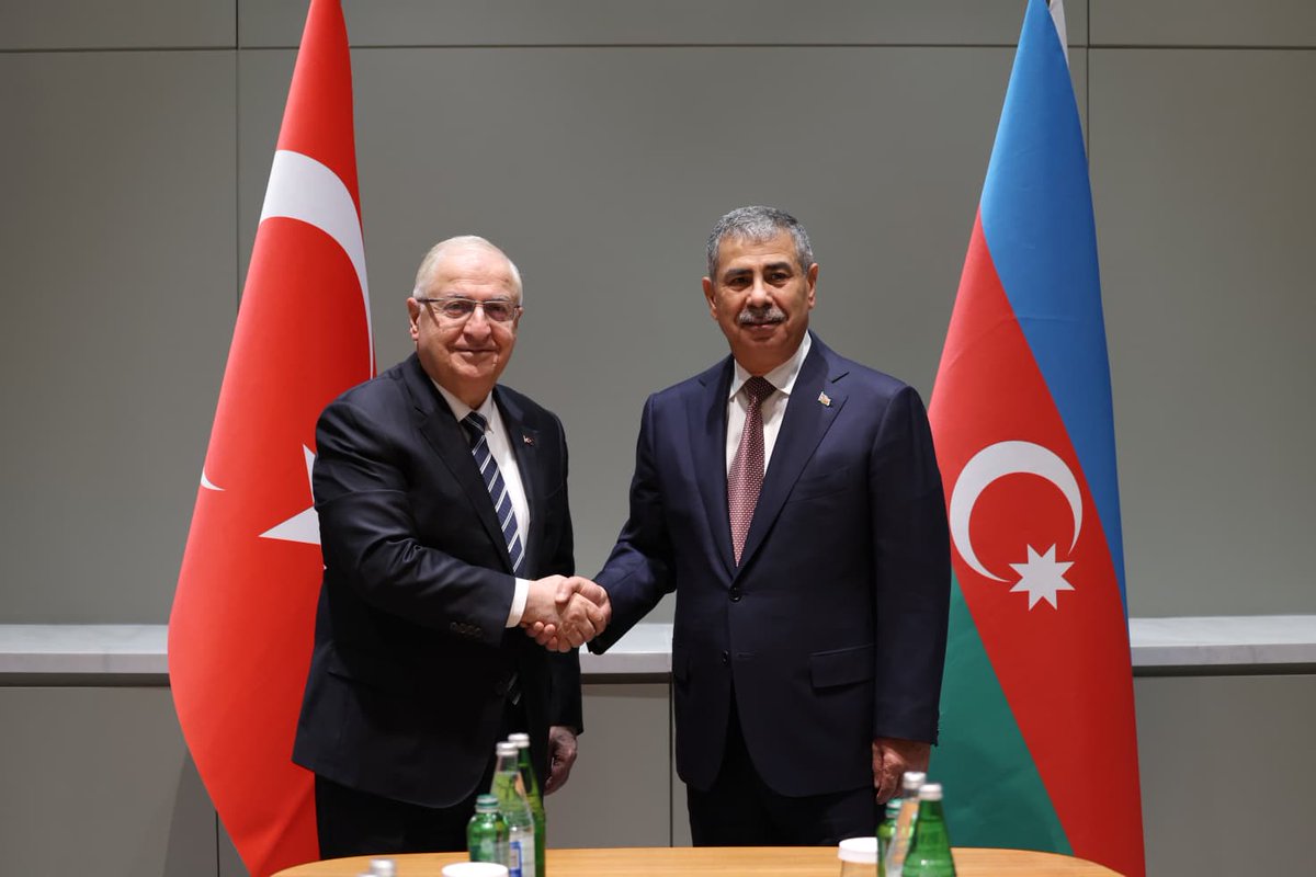 tcsavunma's tweet photo. Azerbaycan-Türkiye-Gürcistan Üçlü Savunma Bakanları Toplantısı bugün Azerbaycan’ın Şuşa kentinde gerçekleştiriliyor.
Üçlü Toplantı öncesinde Millî Savunma Bakanı Yaşar Güler ile Azerbaycan Savunma Bakanı Orgeneral Zakir Hasanov ikili bir görüşme yaptı.
#MillîSavunmaBakanlığı
#YaşarGüler