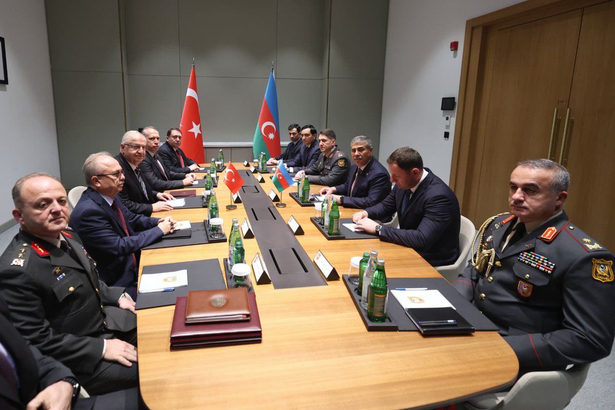 tcsavunma's tweet photo. Azerbaycan-Türkiye-Gürcistan Üçlü Savunma Bakanları Toplantısı bugün Azerbaycan’ın Şuşa kentinde gerçekleştiriliyor.
Üçlü Toplantı öncesinde Millî Savunma Bakanı Yaşar Güler ile Azerbaycan Savunma Bakanı Orgeneral Zakir Hasanov ikili bir görüşme yaptı.
#MillîSavunmaBakanlığı
#YaşarGüler