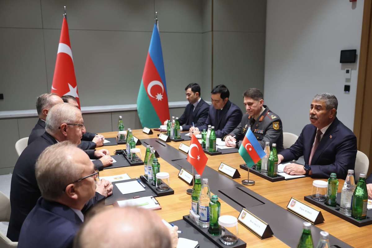 tcsavunma's tweet photo. Azerbaycan-Türkiye-Gürcistan Üçlü Savunma Bakanları Toplantısı bugün Azerbaycan’ın Şuşa kentinde gerçekleştiriliyor.
Üçlü Toplantı öncesinde Millî Savunma Bakanı Yaşar Güler ile Azerbaycan Savunma Bakanı Orgeneral Zakir Hasanov ikili bir görüşme yaptı.
#MillîSavunmaBakanlığı
#YaşarGüler