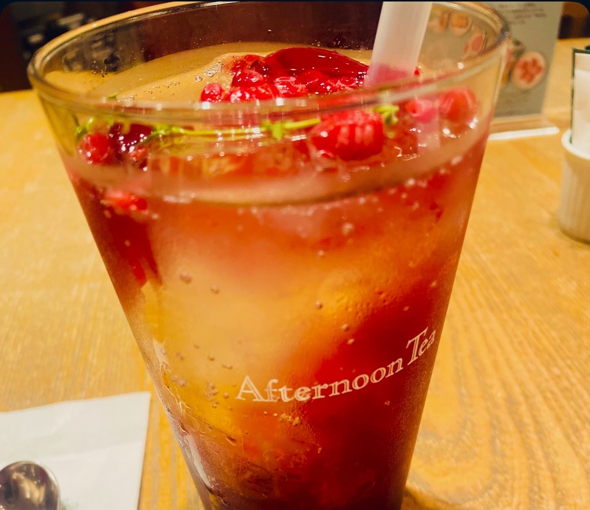 Ruruo4u's tweet photo. 診察終了☑️

今回も内容濃かったな〜

薬頼んでいる間に、
アフタヌーンティーで休憩🍹

ルーヴル美術館展　ルネサンス
コラボレーション

葡萄とベリーのジュレッティーソーダ

でリフレッシュ😊

#afternoontea_t_ https://t.co/a0hbrXbB6d