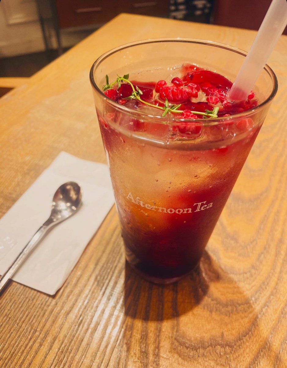 Ruruo4u's tweet photo. 診察終了☑️

今回も内容濃かったな〜

薬頼んでいる間に、
アフタヌーンティーで休憩🍹

ルーヴル美術館展　ルネサンス
コラボレーション

葡萄とベリーのジュレッティーソーダ

でリフレッシュ😊

#afternoontea_t_ https://t.co/a0hbrXbB6d