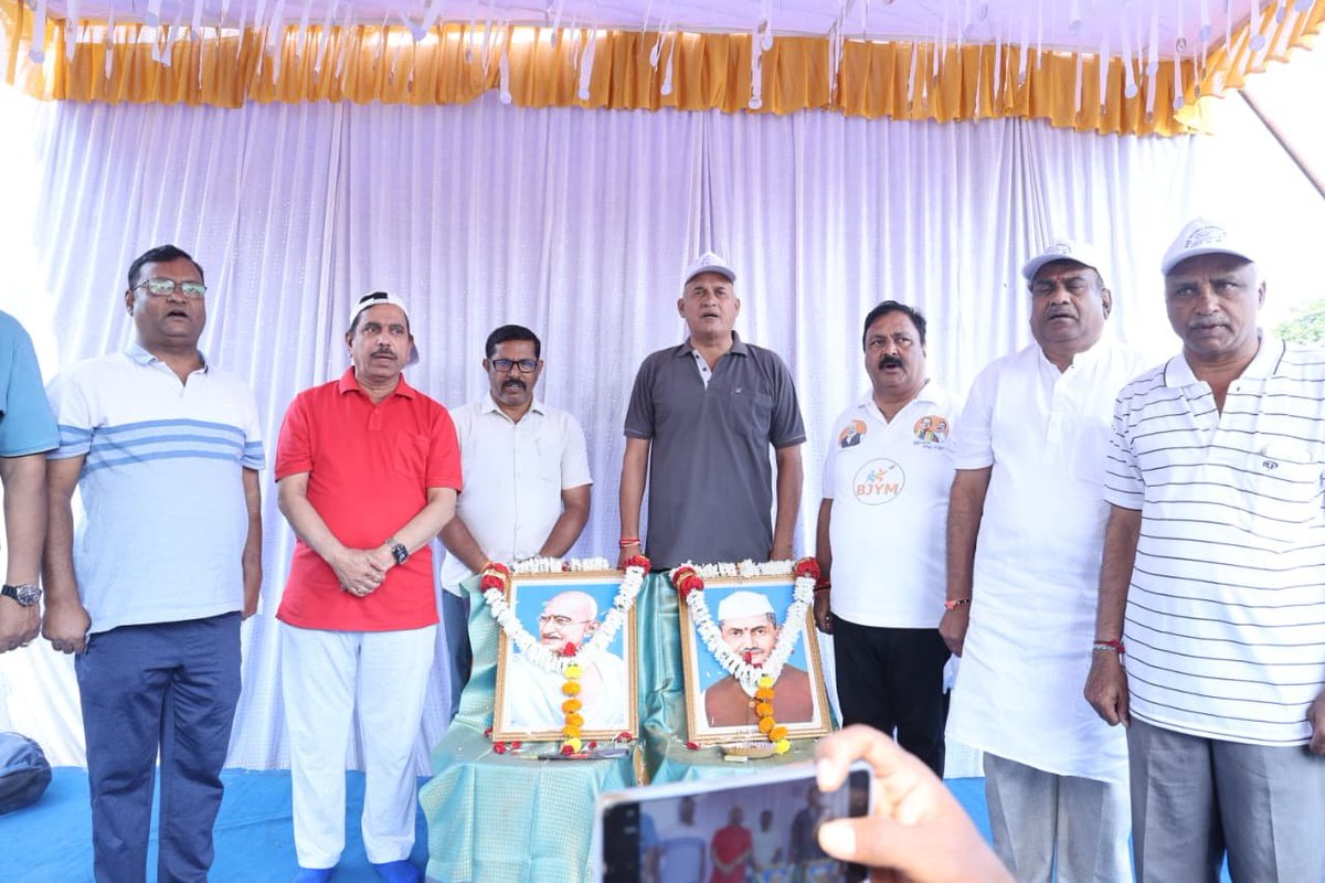 profmnagaraja's tweet photo. ಗಾಂಧೀ ಜಯಂತಿ ಹಾಗೂ ಶಾಸ್ತ್ರೀ ಜಯಂತಿ

ರಾಷ್ಟ್ರಪಿತ ಮಹಾತ್ಮ ಗಾಂಧೀಜಿ ಹಾಗೂ ಭಾರತರತ್ನ ಶ್ರೀ ಲಾಲ್ ಬಹದ್ದೂರ್ ಶಾಸ್ತ್ರಿ ಅವರ ಜಯಂತಿಯ ಅಂಗವಾಗಿ ಇಂದು ಅವರ ಭಾವಚಿತ್ರಗಳಿಗೆ ಪುಷ್ಪಾರ್ಚನೆ ಸಲ್ಲಿಸಿ ಗೌರವ ನಮನಗಳನ್ನು ಸಲ್ಲಿಸಲಾಯಿತು.

ಸರಳತೆ, ಸತ್ಯ, ಶಿಸ್ತು, ಸ್ವಚ್ಛತೆ ಹಾಗೂ ದೇಶಸೇವೆಯ ಮೌಲ್ಯಗಳನ್ನು ತಮ್ಮ ಬದುಕಿನ ಮೂಲಕ ತೋರಿದ ಈ ಮಹನೀಯರ ಆದರ್ಶಗಳು ಸದಾ ನಮಗೆ ದಾರಿದೀಪವಾಗಿವೆ.

ಈ ಸಂದರ್ಭದಲ್ಲಿ ಕೇಂದ್ರ ಸಚಿವರಾದ ಶ್ರೀ ಪ್ರಲ್ಹಾದ ಜೋಶಿ, ಶಾಸಕರಾದ ಶ್ರೀ ಮಹೇಶ ಟೆಂಗಿನಕಾಯಿ, ಬಿಜೆಪಿ ಜಿಲ್ಲಾಧ್ಯಕ್ಷರಾದ ಶ್ರೀ ತಿಪ್ಪಣ್ಣ ಮಜ್ಜಗಿ, ಮಹಾನಗರ ಪಾಲಿಕೆ ಸದಸ್ಯರು, ಪೌರಕಾರ್ಮಿಕರು ಹಾಗೂ ಪಕ್ಷದ ಪ್ರಮುಖರು ಉಪಸ್ಥಿತರಿದ್ದರು.

Gandhi Jayanti & Lal Bahadur Shastri Jayanti

On the birth anniversaries of Mahatma Gandhi and Bharat Ratna Shri Lal Bahadur Shastri Ji, paid floral tributes and offered my respectful homage to these great leaders.

Their lives and ideals of truth, simplicity, discipline, cleanliness and dedicated service to the nation continue to inspire generations.

Union Minister Shri @JoshiPralhad, MLA Shri @MTenginkai , BJP District President Shri Tippanna Majjagi, elected representatives, sanitation workers and other dignitaries were present on the occasion.

#GandhiJayanti #LalBahadurShastriJayanti
