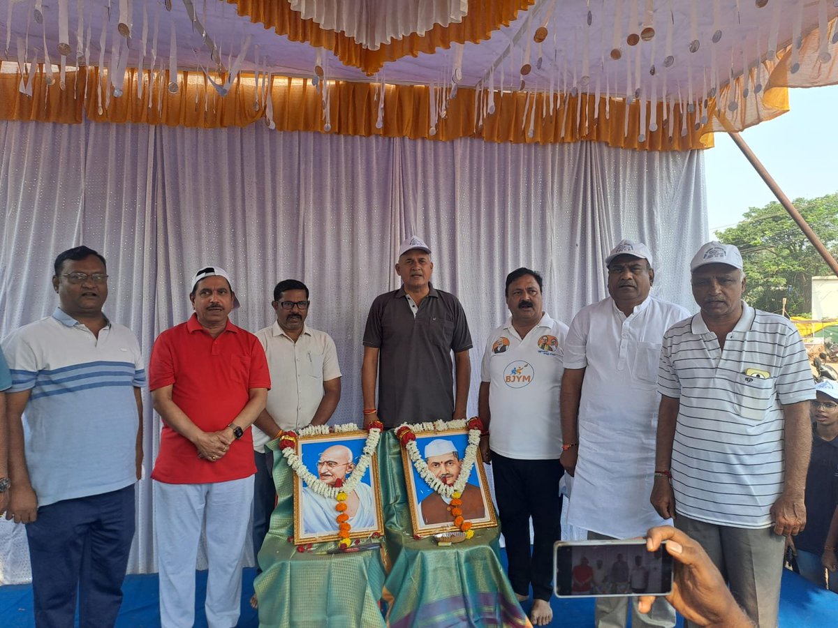 profmnagaraja's tweet photo. ಗಾಂಧೀ ಜಯಂತಿ ಹಾಗೂ ಶಾಸ್ತ್ರೀ ಜಯಂತಿ

ರಾಷ್ಟ್ರಪಿತ ಮಹಾತ್ಮ ಗಾಂಧೀಜಿ ಹಾಗೂ ಭಾರತರತ್ನ ಶ್ರೀ ಲಾಲ್ ಬಹದ್ದೂರ್ ಶಾಸ್ತ್ರಿ ಅವರ ಜಯಂತಿಯ ಅಂಗವಾಗಿ ಇಂದು ಅವರ ಭಾವಚಿತ್ರಗಳಿಗೆ ಪುಷ್ಪಾರ್ಚನೆ ಸಲ್ಲಿಸಿ ಗೌರವ ನಮನಗಳನ್ನು ಸಲ್ಲಿಸಲಾಯಿತು.

ಸರಳತೆ, ಸತ್ಯ, ಶಿಸ್ತು, ಸ್ವಚ್ಛತೆ ಹಾಗೂ ದೇಶಸೇವೆಯ ಮೌಲ್ಯಗಳನ್ನು ತಮ್ಮ ಬದುಕಿನ ಮೂಲಕ ತೋರಿದ ಈ ಮಹನೀಯರ ಆದರ್ಶಗಳು ಸದಾ ನಮಗೆ ದಾರಿದೀಪವಾಗಿವೆ.

ಈ ಸಂದರ್ಭದಲ್ಲಿ ಕೇಂದ್ರ ಸಚಿವರಾದ ಶ್ರೀ ಪ್ರಲ್ಹಾದ ಜೋಶಿ, ಶಾಸಕರಾದ ಶ್ರೀ ಮಹೇಶ ಟೆಂಗಿನಕಾಯಿ, ಬಿಜೆಪಿ ಜಿಲ್ಲಾಧ್ಯಕ್ಷರಾದ ಶ್ರೀ ತಿಪ್ಪಣ್ಣ ಮಜ್ಜಗಿ, ಮಹಾನಗರ ಪಾಲಿಕೆ ಸದಸ್ಯರು, ಪೌರಕಾರ್ಮಿಕರು ಹಾಗೂ ಪಕ್ಷದ ಪ್ರಮುಖರು ಉಪಸ್ಥಿತರಿದ್ದರು.

Gandhi Jayanti & Lal Bahadur Shastri Jayanti

On the birth anniversaries of Mahatma Gandhi and Bharat Ratna Shri Lal Bahadur Shastri Ji, paid floral tributes and offered my respectful homage to these great leaders.

Their lives and ideals of truth, simplicity, discipline, cleanliness and dedicated service to the nation continue to inspire generations.

Union Minister Shri @JoshiPralhad, MLA Shri @MTenginkai , BJP District President Shri Tippanna Majjagi, elected representatives, sanitation workers and other dignitaries were present on the occasion.

#GandhiJayanti #LalBahadurShastriJayanti