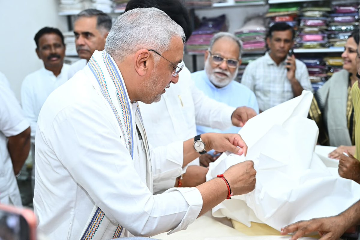 iJagdishBJP's tweet photo. મહાત્મા ગાંધીજીની જયંતી નિમિત્તે અમદાવાદ ખાતે ખાદીની ખરીદી કરી.

#GandhiJayanti https://t.co/da2iHKPGZS