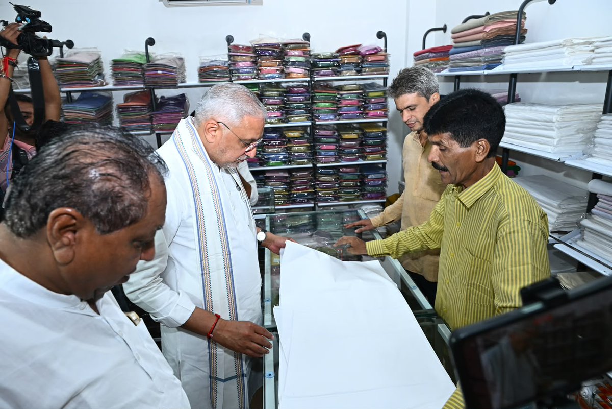 iJagdishBJP's tweet photo. મહાત્મા ગાંધીજીની જયંતી નિમિત્તે અમદાવાદ ખાતે ખાદીની ખરીદી કરી.

#GandhiJayanti https://t.co/da2iHKPGZS
