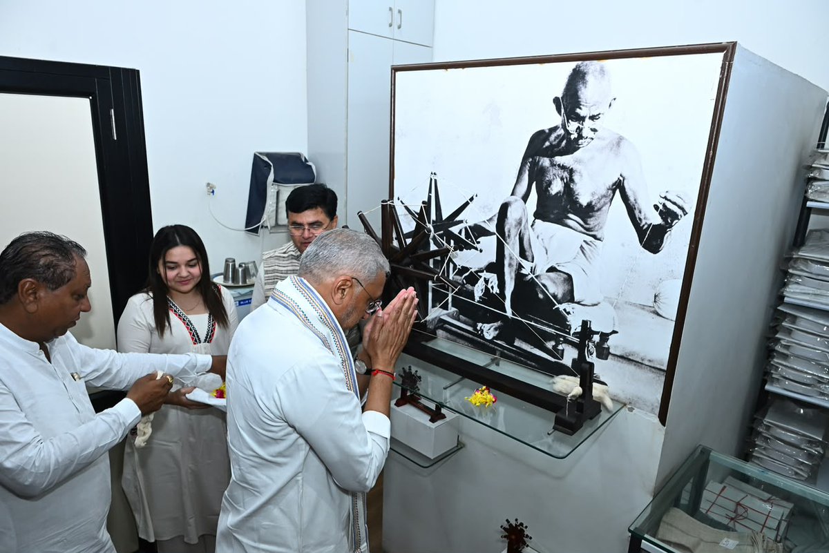iJagdishBJP's tweet photo. મહાત્મા ગાંધીજીની જયંતી નિમિત્તે અમદાવાદ ખાતે ખાદીની ખરીદી કરી.

#GandhiJayanti https://t.co/da2iHKPGZS