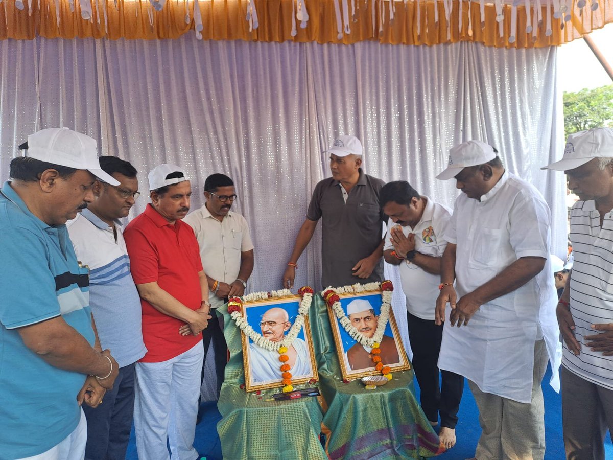 profmnagaraja's tweet photo. ಗಾಂಧೀ ಜಯಂತಿ ಹಾಗೂ ಶಾಸ್ತ್ರೀ ಜಯಂತಿ

ರಾಷ್ಟ್ರಪಿತ ಮಹಾತ್ಮ ಗಾಂಧೀಜಿ ಹಾಗೂ ಭಾರತರತ್ನ ಶ್ರೀ ಲಾಲ್ ಬಹದ್ದೂರ್ ಶಾಸ್ತ್ರಿ ಅವರ ಜಯಂತಿಯ ಅಂಗವಾಗಿ ಇಂದು ಅವರ ಭಾವಚಿತ್ರಗಳಿಗೆ ಪುಷ್ಪಾರ್ಚನೆ ಸಲ್ಲಿಸಿ ಗೌರವ ನಮನಗಳನ್ನು ಸಲ್ಲಿಸಲಾಯಿತು.

ಸರಳತೆ, ಸತ್ಯ, ಶಿಸ್ತು, ಸ್ವಚ್ಛತೆ ಹಾಗೂ ದೇಶಸೇವೆಯ ಮೌಲ್ಯಗಳನ್ನು ತಮ್ಮ ಬದುಕಿನ ಮೂಲಕ ತೋರಿದ ಈ ಮಹನೀಯರ ಆದರ್ಶಗಳು ಸದಾ ನಮಗೆ ದಾರಿದೀಪವಾಗಿವೆ.

ಈ ಸಂದರ್ಭದಲ್ಲಿ ಕೇಂದ್ರ ಸಚಿವರಾದ ಶ್ರೀ ಪ್ರಲ್ಹಾದ ಜೋಶಿ, ಶಾಸಕರಾದ ಶ್ರೀ ಮಹೇಶ ಟೆಂಗಿನಕಾಯಿ, ಬಿಜೆಪಿ ಜಿಲ್ಲಾಧ್ಯಕ್ಷರಾದ ಶ್ರೀ ತಿಪ್ಪಣ್ಣ ಮಜ್ಜಗಿ, ಮಹಾನಗರ ಪಾಲಿಕೆ ಸದಸ್ಯರು, ಪೌರಕಾರ್ಮಿಕರು ಹಾಗೂ ಪಕ್ಷದ ಪ್ರಮುಖರು ಉಪಸ್ಥಿತರಿದ್ದರು.

Gandhi Jayanti & Lal Bahadur Shastri Jayanti

On the birth anniversaries of Mahatma Gandhi and Bharat Ratna Shri Lal Bahadur Shastri Ji, paid floral tributes and offered my respectful homage to these great leaders.

Their lives and ideals of truth, simplicity, discipline, cleanliness and dedicated service to the nation continue to inspire generations.

Union Minister Shri @JoshiPralhad, MLA Shri @MTenginkai , BJP District President Shri Tippanna Majjagi, elected representatives, sanitation workers and other dignitaries were present on the occasion.

#GandhiJayanti #LalBahadurShastriJayanti