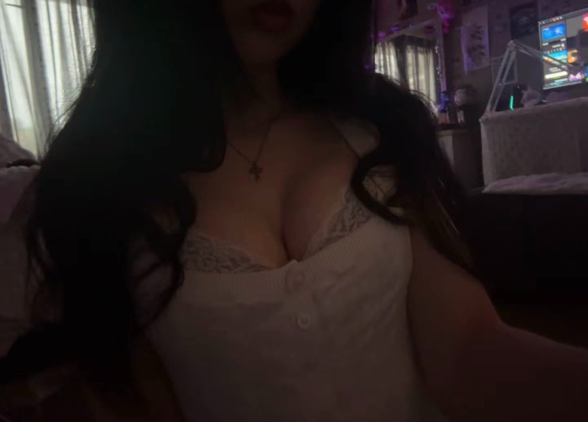 sombiegirl's tweet photo. new top >:) yes i dress up to stay in my room all day no i don’t have many friends https://t.co/BTQc7DQudg