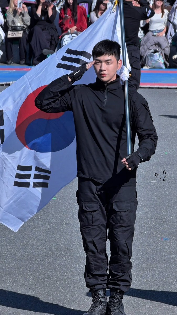 jjomdding2's tweet photo. 울 밤톨이 경례하니까 가만히 있던 태극기도 펄럭여주는 구나 ˃ᴗ˂
261002 #지상군페스티발 DAY2 육군공연팀 #강다니엘 #KANGDANIEL https://t.co/84scyPGJ8a