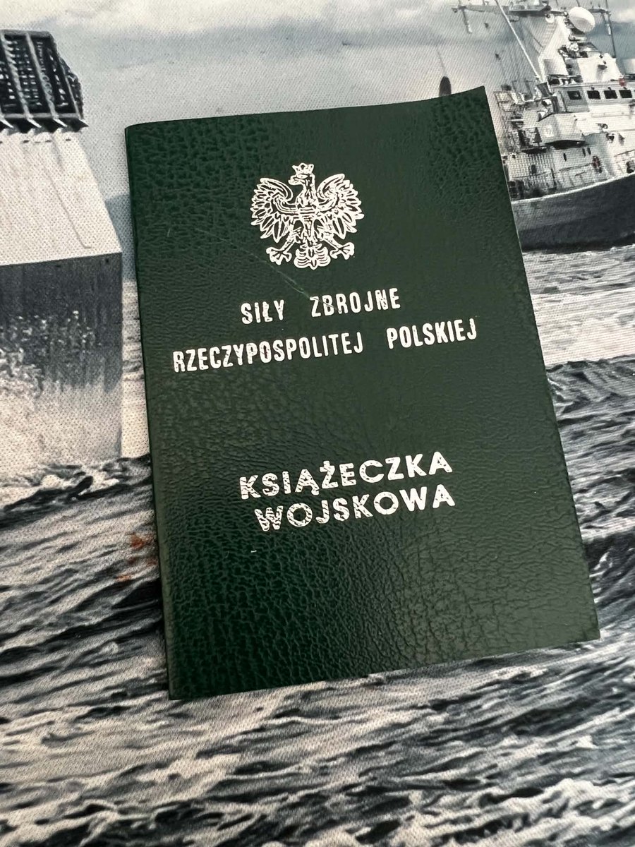 wolski_jaros's tweet photo. Hello darkness, my old friend czyli o odklejce starych dziadów i młodych Polaków. 

Cudna jest ta burza na temat odbywania ZSW którą rozpętał Mentzen @SlawomirMentzen  a podbił Sławomir Dębski @SlawomirDebski. Z jednej strony było coś takiego potrzebne a z drugiej od razu wychodzą wszystkie wynaturzenia dyskusji o odwieszeniu ZSW. 

Najpierw o "odklejce starych dziadów"  - czasy PRLu to nie był rajski eden i ci którzy spełniali swój patriotyczny obowiązek zwykle robili to żeby nie zostać zgniecionym jak robaki przez instytucjonalny totalitaryzm. Każdy miał odsłużyć i tyle. Jak wyglądał sens tej służby? Bardzo różnie - jak to w armiach poborowych czasu Układu Warszawskiego. Głownie jako najtańsza siła robocza i z małą ilością faktycznie wojskowych działań. Za to z prysznicem raz w tygodniu, świerzbem i utrzymywaniem dyscypliny za pomocą biegania słoników oraz wizją trafienia do Orzysza gdzie już zawodowi sadyści w mundurach  byli w stanie przeformatować każdego. Dla zdecydowanej większości Polaków to już czasy nieznane a jeżeli znasz owe z autopsji to jesteś już w wieku takim że masz wnuki. Prawdopodobnie. 
Większość pamięta już Siły Zbrojne RP gdzie w zasadzie 90% młodych facetów miało jeden cel - uciec przed wojskiem za wszelką cenę. Co też było jedną z przyczyn takiej popularności studiowania w latach 2000 i kontynuowania wykształcenia. Co do sensu zetki wtedy to wszyscy mają zbieżną opinię - sensu nie miała. Nie tworzyła wartościowego rezerwisty, demoralizowała, kosztowała kilka % PKB rocznie i do tego obciążała SZ RP. Na dokładkę w dobie rozwalania Sił Zbrojnych RP przez Klicha (najgorszy MON po 1990) i cięcia SZ RP nie było miejsca na pobór za to była chęć nabicia punkcików politycznych poprzez zawieszenie zetki i wypchnięcia szybciej roczników na rynek pracy. Bez wyrw. 
Osobiście uważam że "zetka" z lat 2000 była fikcją którą należało całkowicie zreformować albo zamknąć. Ponieważ mamy słabość instytucjonalną  państwa polskiego przy jednoczesnym horyzoncie odpowiedzialności ~5 lat to zetę zamknięto. Z osób które ową przeszły znam pojedyncze przypadki które wspominają kręcenie wora i kocenie z rozrzewnieniem. Choć w sumie "fala" w pewnym momencie układała się bardzo nierówno i większość zależała od "kadry". A przynajmniej tak wynikało z badań tego zjawiska.  
Odklejka "starych dziadów" polega na tym że odjechał im peron - nie mają pojęcia jak bardzo zmieniły się kolejne pokolenia Polaków które nie pamiętają komuny, totalitaryzmu, a nawet już nie bardzo kontroli paszportowej na granicy. Mamy całe jedno pokolenie które fizyczne nie zna innego świata niż Polska w EU i Shengen i które NIE ROZUMIE że może być gorzej.  Młodzi ludzie urodzeni po 2000  nie są w stanie zrozumieć jaka jest alternatywa. Ci w średnim  wieku  którzy pamiętają realnie jakim syfem była Polska lat 90 wiedzą ale dotyczy to kwestii bytowych/ekonomicznych a nie zinstytucjonalizowanego aparatu represji państwa wobec własnych obywateli. Zresztą maks to było uciekanie przed zetą lub policją po imprezach.  W efekcie mamy obecnie  niezrozumienie na poziomie elementarnych przeżyć własnych i wartości.  Młodzi ludzie pamiętają w zasadzie WYŁĄCZNIE względny dobrobyt w Polsce i demokrację oraz wolność wyboru i walki o to żeby mieć SAMEMU  więcej i lepiej. I to jest super ponieważ świadczy o tym jak bezpiecznymi bogatym krajem się staliśmy.  Dla młodych  wizja aparatu represji który wtłacza ich gdzieś na miesiąc-rok jest kompletnie niezrozumiała ponieważ NIGDY czegoś takiego (represyjne państwo) de facto nie doświadczyli. Może część - tak jak ja- ma po dzieciństwie lat 90' refleksję jak wspaniale żyć w kraju takim jak Polska teraz.  Ale dla większości to jest obce, złe, przemocowe, budzące pytania "dlaczego ja" itp. 
Byt określa świadomość w tym zakresie bardzo mocno. A byt jednak szczęśliwy (o czym zaraz) powoduje że mało kto chce być poddany aparatowi represji i NIE ROZUMIE jaka jest alternatywa.  

Odklejka młodych ludzi polega zaś na trzech prostych rzeczach: 
Po pierwsze pisanie że ktoś nie będzie walczyć / podlegać pod pobór bo ma problem z kupieniem mieszkania, znalezieniem partnerki  i niestabilną pracę a lekarze zarabiają krocie jest niezrozumieniem kosztu alternatywnego. ZA RUSKICH BĘDZIE GORZEJ. Wbijcie sobie to do głów.  Alternatywą jest bowiem utrata niezależnego  bytu państwowego, brak wody w kranach i prądu w gniazdkach i znów miasta w ruinie. Po to kapitan państwo potrzebuje dysponowania czyimś życiem żeby Polska nie wyglądała ZNÓW jak krzyżówka Bachmutu ze Strefą Gazy.  Jak Polska zostanie wtłoczona pod Rosję znów to nie będziecie narzekać na brak wkładu na mieszkanie czy januszexy a na brak żarcia, kartki na cukier, paliwo, mieszkanie po 15 osób w mieszkaniu z powodu braku lokali a wyjazd za granicę będzie dostępny dla promila mieszkańców Polski. Co więcej - na przejazd do innego miasta i zamieszkanie tam trzeba będzie mieć zgodę. I to już było i w Polsce i w innych podbitych przez Rosję krajach. 
To jest wasza alternatywa której nie rozumiecie. A nie rozumiecie ponieważ po 2004 roku Polscy stali się "obywatelami świata" z ułudą wizji wyjechania z Polski w dowolnym momencie i gdziekolwiek. 

Po drugie - wielkie wojny zaczynają armie zawodowe a kończą rezerwiści. Nie da się prowadzić wielkiej wojny bez wysiłku całego kraju i całej jego ludności. Mogą być półśrodki, może to być rozwleczone w czasie ale jakaś forma poboru czeka mężczyzn w KAŻDYM scenariuszy wojny z Rosją. I teraz tak: wtedy będzie już po zawodach - 90-120 dni i front. A wyszkolenie będzie pobieżne bo innego nie uda się uzyskać. Casus i Rosji i Ukrainy jest tutaj bardzo wyraźny. Dlatego lepiej nabyć pewne umiejętności i przeszkolenie w czasie pokoju. Bo można to zrobić sensownej i lepiej. 
Pisanie "po to płacę na armię zawodową żeby" nie jest trafne z prostej przyczyny: armia zawodowa sprawdza się tylko w przypadku braku bezpośredniego zagrożenia konfliktem zbrojnym. Było, minęło, skorzystali politycy i ludzie urodzeni w latach 80tych i wczesnych 90. Ale ten model zapewniania bezpieczeństwa wypalił się w momencie powrotu Rosji do podbijania państw ościennych. Podziękujcie za to Rosjanom - bo to ich wina a nie nikogo w Polsce. Źle adresujecie swoje pretensje po prostu. Właściwym adresatem jest Putin który znów podbija państwa ościenne. 

Po trzecie - rosyjskie działania informacyjne wchodzą w kwestię odwieszania "zety"  jak w masło od lat. Spora część komentarzy jest tworzona i podbijana właśnie po to żeby demobilizować społeczeństwo polskie, podważać zaufanie do SZ RP, "obrzydzać" Polakom obronę Polski, nakłaniać do defetyzmu, dezercji itp. I nie piszę tutaj o piątej kolumnie piszącej o "podżegaczach wojennych" bo to są oczywiste kacapy udające Polaków (lub przyszli zdrajcy z PKWN 2.0)  a o sporej części innych komentarzy. Wiele realnych obaw młodych ludzi - tego nigdy nie negowałem - jest wykorzystywana do rozbijania morale społeczeństwa  do demobilizacji. 
Swoją drogą - pamiętacie fejura z 2022 roku jak to rzekomo nie mogę iść w kamasze bo mam JDG i teściów po przekątnej? To był FEJK na bazie przyciętego komentarza z YT (oryginał w pierwszym komentarzu niżej). Ale mniej więcej tak to działa w skali marko w ramach rosyjskich działań informacyjnych.  

Na koniec: tutaj nie ma dobrej recepty ponieważ w pewnym momencie byt państwa stoi  w sprzeczności z  wolnością jego obywateli. I zabezpieczenie istnienia niepodległej Polski wymaga niestety ograniczenia części wolności lub w sytuacji całkowicie kryzysowej - o zgrozo dysponowaniem życia obywateli przez państwo. Wojny zawsze na tym polegały  i dlatego zawsze były złe. 

ps. tak, mam kat. "A". Tak, jak dostanę kwit to pójdę, absolutnie bez entuzjazmu z bardzo wielu przyczyn a głownie tego że zajmując się siłami zbrojnymi  i konfliktami od 2010 roku poznałem szereg smutnych statystyk dotyczących konfliktów zbrojnych. Natomiast chciałbym żeby moje dzieci żyły w wolnej, dostatniej i demokratycznej Polsce a nie rosyjskim kraju nadwiślańskim. Tylko tyle i aż tyle. Inaczej rzecz biorąc swoje przeżyłem i mam "dla kogo" i "za co". Chciałbym żeby większość po czterdziestce mogła coś takiego napisać...