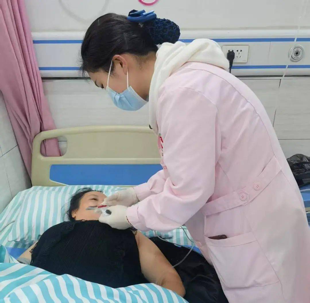 RubyKellyj1wq's tweet photo. This morning I found a small but complete angle-pod elbow crutch, and the stern look of the nurse made me smile. https://t.co/kNKM2YCV5p