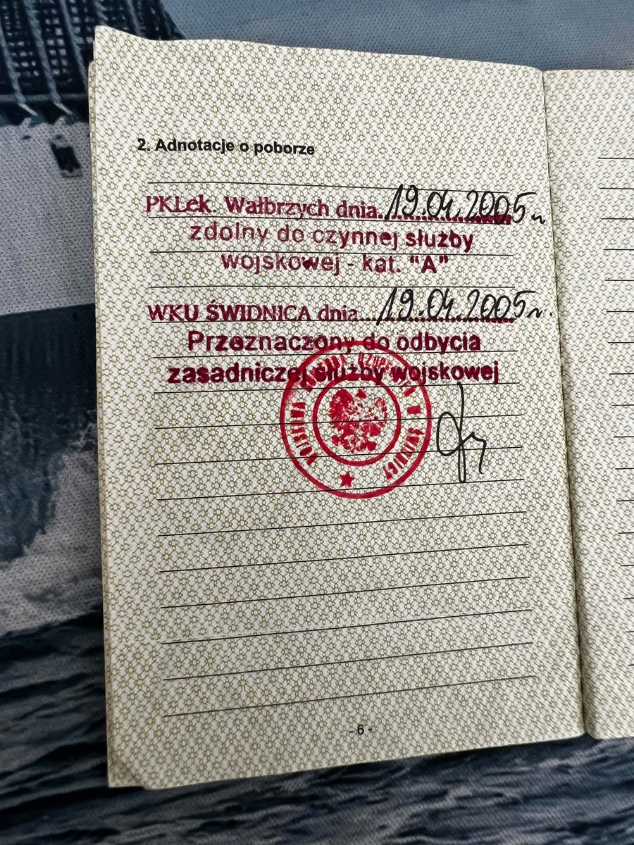 wolski_jaros's tweet photo. Hello darkness, my old friend czyli o odklejce starych dziadów i młodych Polaków. 

Cudna jest ta burza na temat odbywania ZSW którą rozpętał Mentzen @SlawomirMentzen  a podbił Sławomir Dębski @SlawomirDebski. Z jednej strony było coś takiego potrzebne a z drugiej od razu wychodzą wszystkie wynaturzenia dyskusji o odwieszeniu ZSW. 

Najpierw o "odklejce starych dziadów"  - czasy PRLu to nie był rajski eden i ci którzy spełniali swój patriotyczny obowiązek zwykle robili to żeby nie zostać zgniecionym jak robaki przez instytucjonalny totalitaryzm. Każdy miał odsłużyć i tyle. Jak wyglądał sens tej służby? Bardzo różnie - jak to w armiach poborowych czasu Układu Warszawskiego. Głownie jako najtańsza siła robocza i z małą ilością faktycznie wojskowych działań. Za to z prysznicem raz w tygodniu, świerzbem i utrzymywaniem dyscypliny za pomocą biegania słoników oraz wizją trafienia do Orzysza gdzie już zawodowi sadyści w mundurach  byli w stanie przeformatować każdego. Dla zdecydowanej większości Polaków to już czasy nieznane a jeżeli znasz owe z autopsji to jesteś już w wieku takim że masz wnuki. Prawdopodobnie. 
Większość pamięta już Siły Zbrojne RP gdzie w zasadzie 90% młodych facetów miało jeden cel - uciec przed wojskiem za wszelką cenę. Co też było jedną z przyczyn takiej popularności studiowania w latach 2000 i kontynuowania wykształcenia. Co do sensu zetki wtedy to wszyscy mają zbieżną opinię - sensu nie miała. Nie tworzyła wartościowego rezerwisty, demoralizowała, kosztowała kilka % PKB rocznie i do tego obciążała SZ RP. Na dokładkę w dobie rozwalania Sił Zbrojnych RP przez Klicha (najgorszy MON po 1990) i cięcia SZ RP nie było miejsca na pobór za to była chęć nabicia punkcików politycznych poprzez zawieszenie zetki i wypchnięcia szybciej roczników na rynek pracy. Bez wyrw. 
Osobiście uważam że "zetka" z lat 2000 była fikcją którą należało całkowicie zreformować albo zamknąć. Ponieważ mamy słabość instytucjonalną  państwa polskiego przy jednoczesnym horyzoncie odpowiedzialności ~5 lat to zetę zamknięto. Z osób które ową przeszły znam pojedyncze przypadki które wspominają kręcenie wora i kocenie z rozrzewnieniem. Choć w sumie "fala" w pewnym momencie układała się bardzo nierówno i większość zależała od "kadry". A przynajmniej tak wynikało z badań tego zjawiska.  
Odklejka "starych dziadów" polega na tym że odjechał im peron - nie mają pojęcia jak bardzo zmieniły się kolejne pokolenia Polaków które nie pamiętają komuny, totalitaryzmu, a nawet już nie bardzo kontroli paszportowej na granicy. Mamy całe jedno pokolenie które fizyczne nie zna innego świata niż Polska w EU i Shengen i które NIE ROZUMIE że może być gorzej.  Młodzi ludzie urodzeni po 2000  nie są w stanie zrozumieć jaka jest alternatywa. Ci w średnim  wieku  którzy pamiętają realnie jakim syfem była Polska lat 90 wiedzą ale dotyczy to kwestii bytowych/ekonomicznych a nie zinstytucjonalizowanego aparatu represji państwa wobec własnych obywateli. Zresztą maks to było uciekanie przed zetą lub policją po imprezach.  W efekcie mamy obecnie  niezrozumienie na poziomie elementarnych przeżyć własnych i wartości.  Młodzi ludzie pamiętają w zasadzie WYŁĄCZNIE względny dobrobyt w Polsce i demokrację oraz wolność wyboru i walki o to żeby mieć SAMEMU  więcej i lepiej. I to jest super ponieważ świadczy o tym jak bezpiecznymi bogatym krajem się staliśmy.  Dla młodych  wizja aparatu represji który wtłacza ich gdzieś na miesiąc-rok jest kompletnie niezrozumiała ponieważ NIGDY czegoś takiego (represyjne państwo) de facto nie doświadczyli. Może część - tak jak ja- ma po dzieciństwie lat 90' refleksję jak wspaniale żyć w kraju takim jak Polska teraz.  Ale dla większości to jest obce, złe, przemocowe, budzące pytania "dlaczego ja" itp. 
Byt określa świadomość w tym zakresie bardzo mocno. A byt jednak szczęśliwy (o czym zaraz) powoduje że mało kto chce być poddany aparatowi represji i NIE ROZUMIE jaka jest alternatywa.  

Odklejka młodych ludzi polega zaś na trzech prostych rzeczach: 
Po pierwsze pisanie że ktoś nie będzie walczyć / podlegać pod pobór bo ma problem z kupieniem mieszkania, znalezieniem partnerki  i niestabilną pracę a lekarze zarabiają krocie jest niezrozumieniem kosztu alternatywnego. ZA RUSKICH BĘDZIE GORZEJ. Wbijcie sobie to do głów.  Alternatywą jest bowiem utrata niezależnego  bytu państwowego, brak wody w kranach i prądu w gniazdkach i znów miasta w ruinie. Po to kapitan państwo potrzebuje dysponowania czyimś życiem żeby Polska nie wyglądała ZNÓW jak krzyżówka Bachmutu ze Strefą Gazy.  Jak Polska zostanie wtłoczona pod Rosję znów to nie będziecie narzekać na brak wkładu na mieszkanie czy januszexy a na brak żarcia, kartki na cukier, paliwo, mieszkanie po 15 osób w mieszkaniu z powodu braku lokali a wyjazd za granicę będzie dostępny dla promila mieszkańców Polski. Co więcej - na przejazd do innego miasta i zamieszkanie tam trzeba będzie mieć zgodę. I to już było i w Polsce i w innych podbitych przez Rosję krajach. 
To jest wasza alternatywa której nie rozumiecie. A nie rozumiecie ponieważ po 2004 roku Polscy stali się "obywatelami świata" z ułudą wizji wyjechania z Polski w dowolnym momencie i gdziekolwiek. 

Po drugie - wielkie wojny zaczynają armie zawodowe a kończą rezerwiści. Nie da się prowadzić wielkiej wojny bez wysiłku całego kraju i całej jego ludności. Mogą być półśrodki, może to być rozwleczone w czasie ale jakaś forma poboru czeka mężczyzn w KAŻDYM scenariuszy wojny z Rosją. I teraz tak: wtedy będzie już po zawodach - 90-120 dni i front. A wyszkolenie będzie pobieżne bo innego nie uda się uzyskać. Casus i Rosji i Ukrainy jest tutaj bardzo wyraźny. Dlatego lepiej nabyć pewne umiejętności i przeszkolenie w czasie pokoju. Bo można to zrobić sensownej i lepiej. 
Pisanie "po to płacę na armię zawodową żeby" nie jest trafne z prostej przyczyny: armia zawodowa sprawdza się tylko w przypadku braku bezpośredniego zagrożenia konfliktem zbrojnym. Było, minęło, skorzystali politycy i ludzie urodzeni w latach 80tych i wczesnych 90. Ale ten model zapewniania bezpieczeństwa wypalił się w momencie powrotu Rosji do podbijania państw ościennych. Podziękujcie za to Rosjanom - bo to ich wina a nie nikogo w Polsce. Źle adresujecie swoje pretensje po prostu. Właściwym adresatem jest Putin który znów podbija państwa ościenne. 

Po trzecie - rosyjskie działania informacyjne wchodzą w kwestię odwieszania "zety"  jak w masło od lat. Spora część komentarzy jest tworzona i podbijana właśnie po to żeby demobilizować społeczeństwo polskie, podważać zaufanie do SZ RP, "obrzydzać" Polakom obronę Polski, nakłaniać do defetyzmu, dezercji itp. I nie piszę tutaj o piątej kolumnie piszącej o "podżegaczach wojennych" bo to są oczywiste kacapy udające Polaków (lub przyszli zdrajcy z PKWN 2.0)  a o sporej części innych komentarzy. Wiele realnych obaw młodych ludzi - tego nigdy nie negowałem - jest wykorzystywana do rozbijania morale społeczeństwa  do demobilizacji. 
Swoją drogą - pamiętacie fejura z 2022 roku jak to rzekomo nie mogę iść w kamasze bo mam JDG i teściów po przekątnej? To był FEJK na bazie przyciętego komentarza z YT (oryginał w pierwszym komentarzu niżej). Ale mniej więcej tak to działa w skali marko w ramach rosyjskich działań informacyjnych.  

Na koniec: tutaj nie ma dobrej recepty ponieważ w pewnym momencie byt państwa stoi  w sprzeczności z  wolnością jego obywateli. I zabezpieczenie istnienia niepodległej Polski wymaga niestety ograniczenia części wolności lub w sytuacji całkowicie kryzysowej - o zgrozo dysponowaniem życia obywateli przez państwo. Wojny zawsze na tym polegały  i dlatego zawsze były złe. 

ps. tak, mam kat. "A". Tak, jak dostanę kwit to pójdę, absolutnie bez entuzjazmu z bardzo wielu przyczyn a głownie tego że zajmując się siłami zbrojnymi  i konfliktami od 2010 roku poznałem szereg smutnych statystyk dotyczących konfliktów zbrojnych. Natomiast chciałbym żeby moje dzieci żyły w wolnej, dostatniej i demokratycznej Polsce a nie rosyjskim kraju nadwiślańskim. Tylko tyle i aż tyle. Inaczej rzecz biorąc swoje przeżyłem i mam "dla kogo" i "za co". Chciałbym żeby większość po czterdziestce mogła coś takiego napisać...