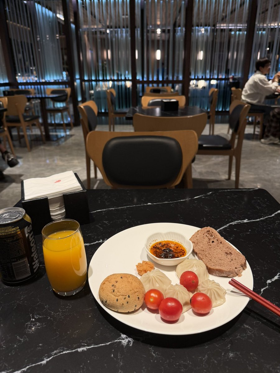 CZZ1407's tweet photo. 杭州国航的贵宾室是真的可以 https://t.co/y32jwvwNaZ