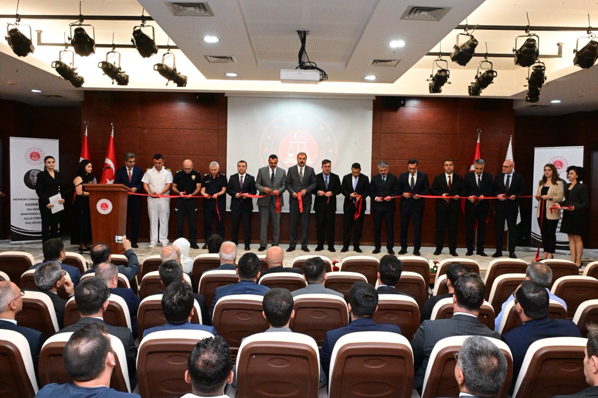 Antalya_CBS's tweet photo. MERHUM CUMHURİYET SAVCISI GADEM TAŞ'IN ADI KONFERANS SALONUNDA YAŞATILACAK
Antalya Adliyesinde, merhum Cumhuriyet Savcısı Gadem TAŞ'ın adının verildiği konferans salonunun açılışı, Adalet Bakan Yardımcısı Sayın Can TUNCAY ve beraberindeki heyetin katılımıyla...

@adalet_bakanlik https://t.co/dlxphFOKCa