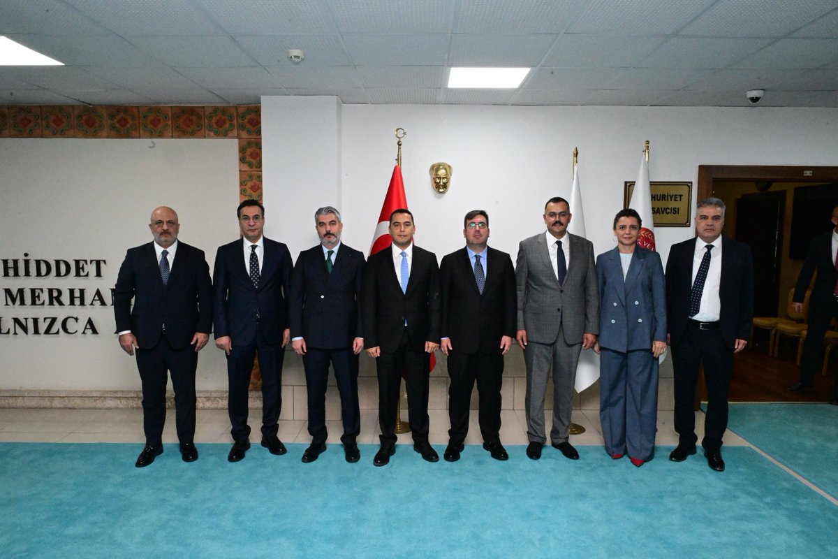Antalya_CBS's tweet photo. MERHUM CUMHURİYET SAVCISI GADEM TAŞ'IN ADI KONFERANS SALONUNDA YAŞATILACAK
Antalya Adliyesinde, merhum Cumhuriyet Savcısı Gadem TAŞ'ın adının verildiği konferans salonunun açılışı, Adalet Bakan Yardımcısı Sayın Can TUNCAY ve beraberindeki heyetin katılımıyla...

@adalet_bakanlik https://t.co/dlxphFOKCa