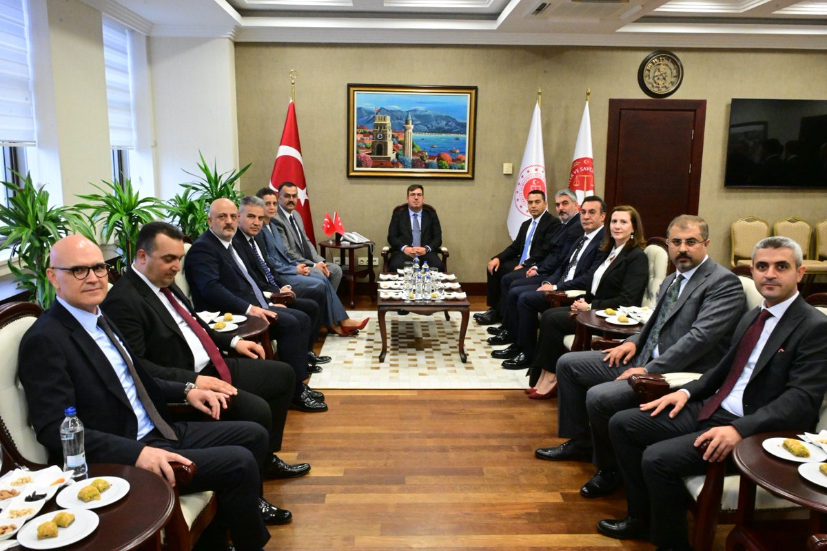 Antalya_CBS's tweet photo. MERHUM CUMHURİYET SAVCISI GADEM TAŞ'IN ADI KONFERANS SALONUNDA YAŞATILACAK
Antalya Adliyesinde, merhum Cumhuriyet Savcısı Gadem TAŞ'ın adının verildiği konferans salonunun açılışı, Adalet Bakan Yardımcısı Sayın Can TUNCAY ve beraberindeki heyetin katılımıyla...

@adalet_bakanlik https://t.co/dlxphFOKCa