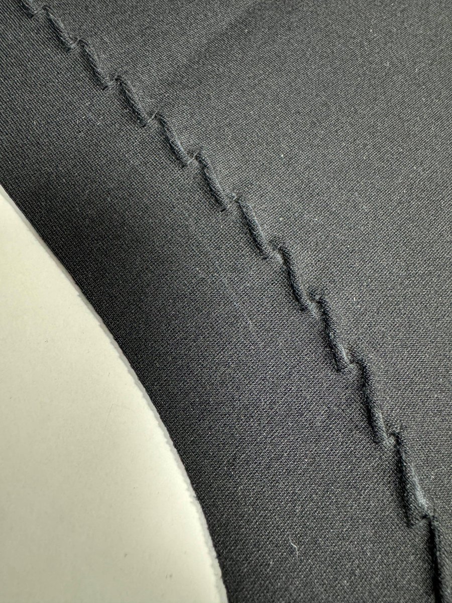 ghostcodex2003's tweet photo. [This tiny embroidered fiber got caught when the metal knife scraped, leaving a small mark on the cloth. ， https://t.co/qxKNJ79ugD