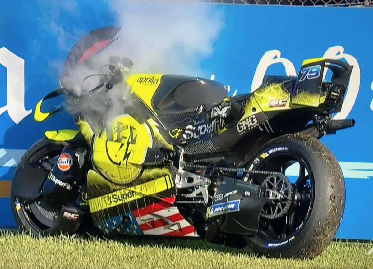 stunorth69's tweet photo. @denkmit He did well to stay on looking by the amount of oil down side of bike…🙏🏻🏁 https://t.co/ogV16Enxuq
