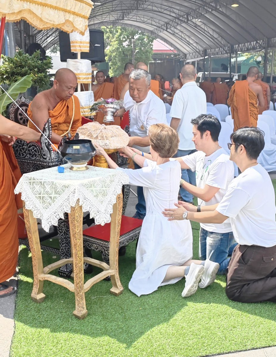 Snap25s's tweet photo. รับบุญกันถ้วนหน้า บริษัท Snap25 จำกัด ได้เป็นเจ้าภาพร่วมทำบุญหล่อหลวงปู่สรวง องค์ที่ 30 ณ วัดเทพสรธรรมาราม ขออำนาจแห่งบุญกุศลที่ได้ร่วมกันสร้างได้พบแต่ความสุขความเจริญ เงินทองไหลมา สุขภาพแข็งแรงตลอดปี 🙏🏻✨ 

#snap25production https://t.co/BvSZUt5ILU