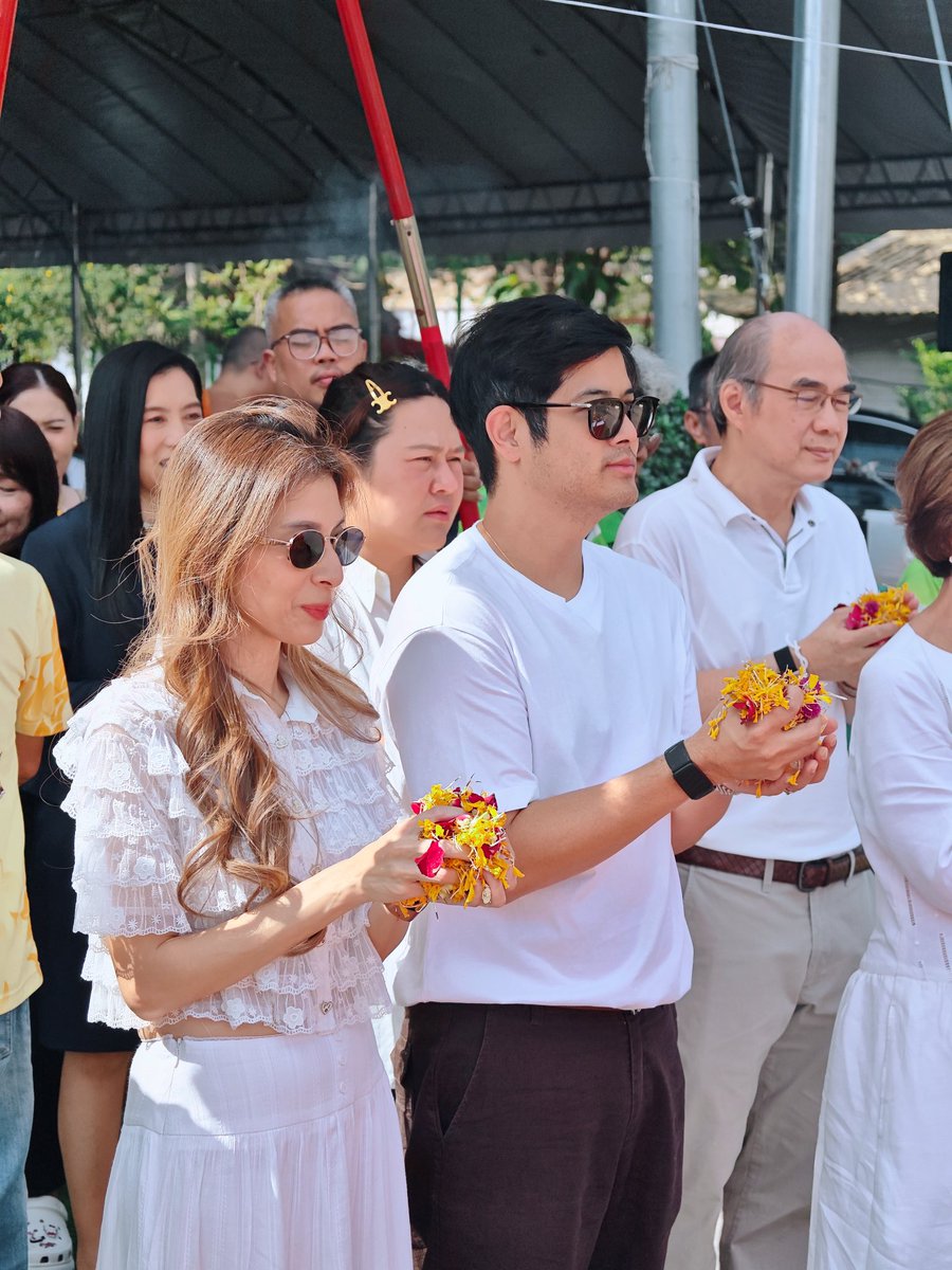 Snap25s's tweet photo. รับบุญกันถ้วนหน้า บริษัท Snap25 จำกัด ได้เป็นเจ้าภาพร่วมทำบุญหล่อหลวงปู่สรวง องค์ที่ 30 ณ วัดเทพสรธรรมาราม ขออำนาจแห่งบุญกุศลที่ได้ร่วมกันสร้างได้พบแต่ความสุขความเจริญ เงินทองไหลมา สุขภาพแข็งแรงตลอดปี 🙏🏻✨ 

#snap25production https://t.co/BvSZUt5ILU