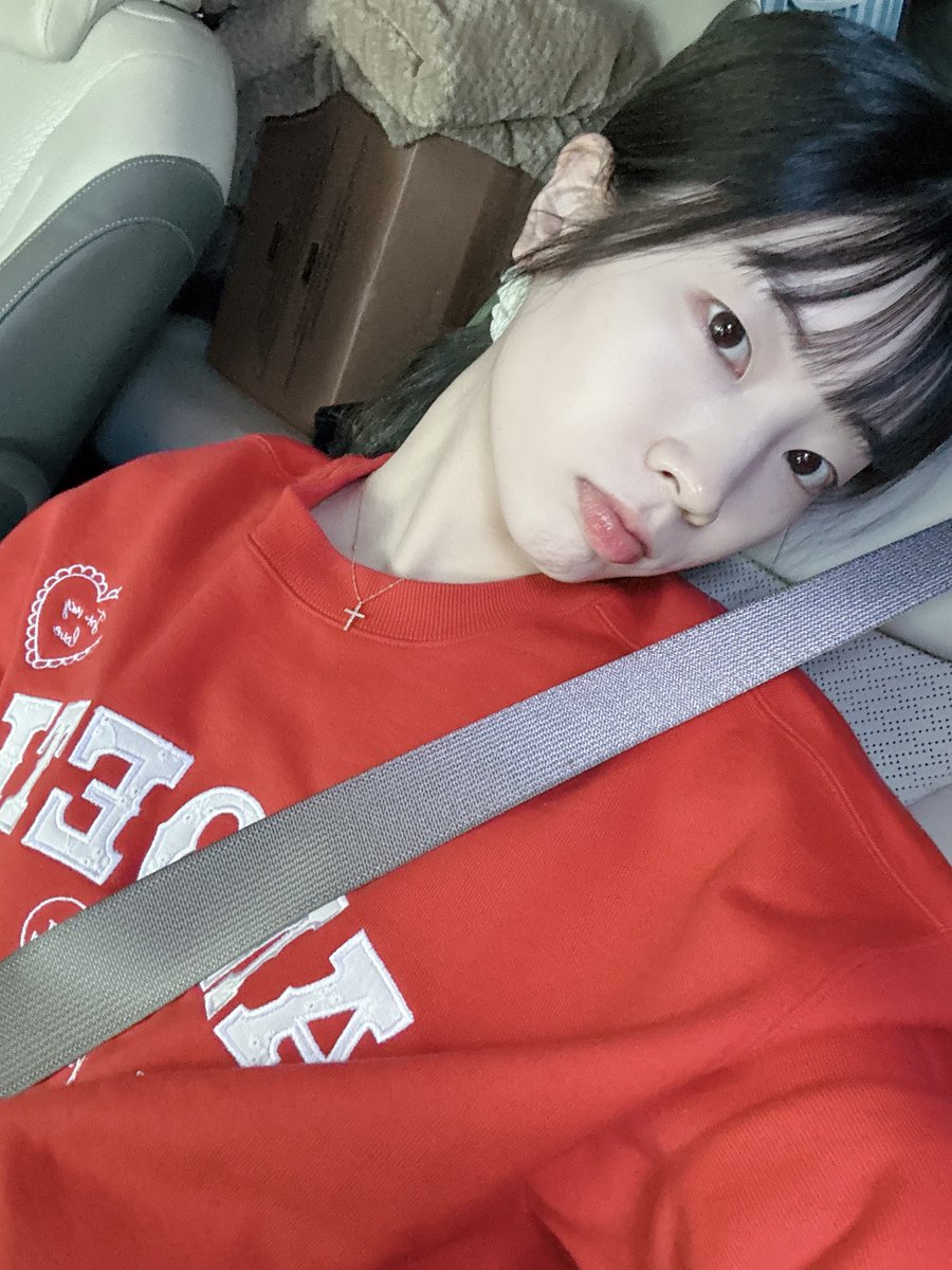 godmitzu's tweet photo. PRETTY DAHYUN SELCA https://t.co/mS2Hi1zUiR