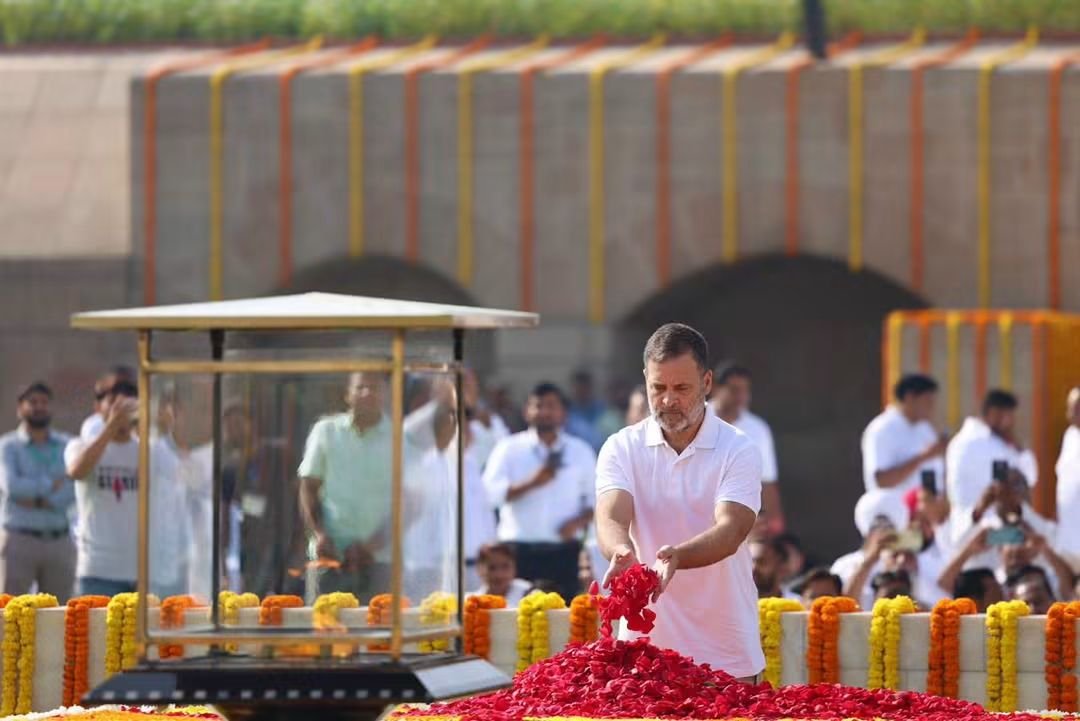 GopalKTiwariINC's tweet photo. आज नेता विपक्ष श्री @RahulGandhi जी ने राष्ट्रपिता महात्मा गांधी जी एवं पूर्व प्रधानमंत्री लाल बहादुर शास्त्री जी की जयंती पर उन्हें श्रद्धापूर्वक श्रद्धांजलि अर्पित की।

📍 नई दिल्ली https://t.co/LYvZcmDDxH