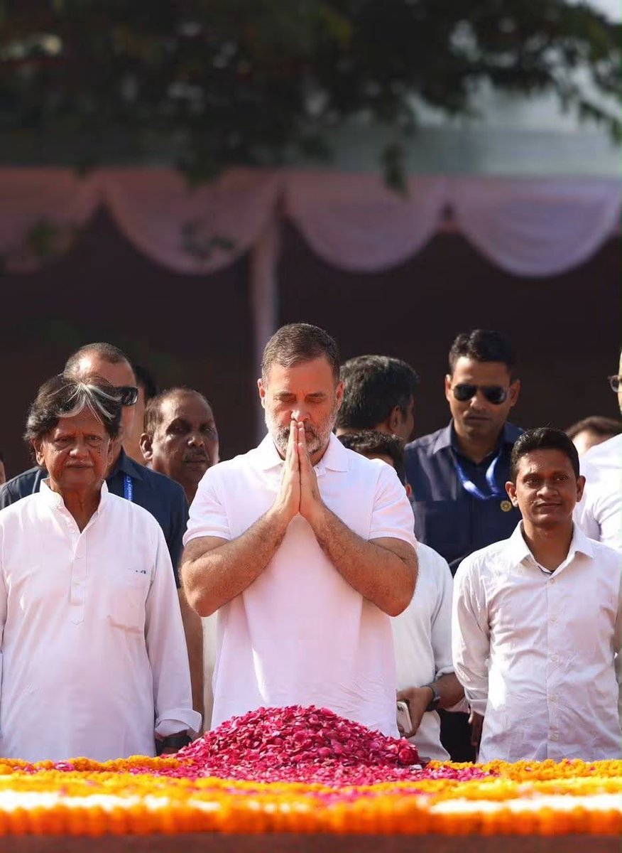 GopalKTiwariINC's tweet photo. आज नेता विपक्ष श्री @RahulGandhi जी ने राष्ट्रपिता महात्मा गांधी जी एवं पूर्व प्रधानमंत्री लाल बहादुर शास्त्री जी की जयंती पर उन्हें श्रद्धापूर्वक श्रद्धांजलि अर्पित की।

📍 नई दिल्ली https://t.co/LYvZcmDDxH