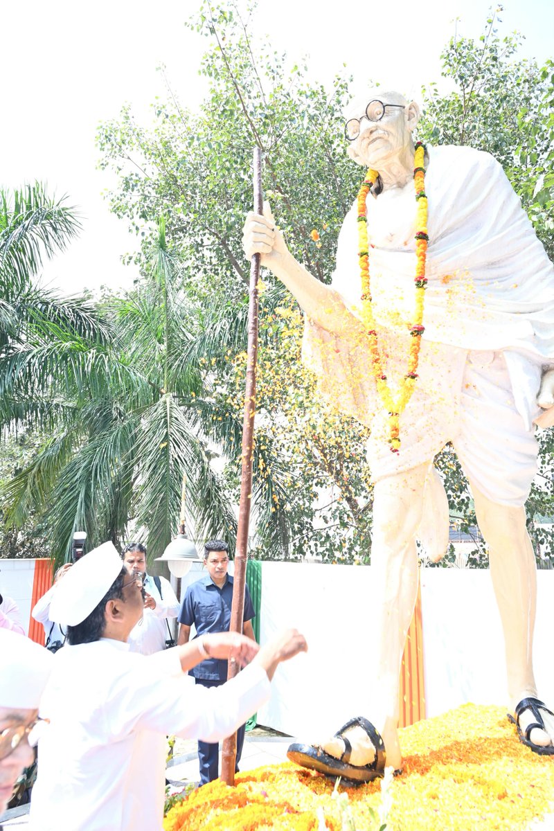 HemantSorenJMM's tweet photo. राष्ट्रपिता महात्मा गांधी जी की जयंती पर सादर नमन।

बापू ने सत्य और अहिंसा के रास्ते पर चलते हुए देश को स्वतंत्रता का मार्ग दिखाया और दुनिया को मानवता, शांति और सह-अस्तित्व का संदेश दिया।

आज जब समाज में विभाजन की कोशिशें दिखाई देती हैं, तब बापू का सत्य, अहिंसा, निर्भीकता, सद्भाव और सर्वजन हित का संदेश हमें और मजबूती देता है।

बापू का स���ना ऐसे देश का था, जहां आखिरी व्यक्ति तक विकास की रोशनी पहुंचे, गरीब और वंचित को सम्मान मिले, ग��ंव सशक्त हों और प्रकृति के साथ संतुलन बना रहे।

आइए, गांधी जयंती के अवसर पर हम उनके विचारों को केवल स्मरण करने तक सीमित न रखें, बल्कि सामाजिक न्याय, समानता, भाईचारे और जनकल्याण के लिए अपने संकल्प को और मजबूत करें।