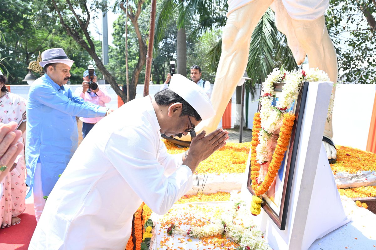 HemantSorenJMM's tweet photo. राष्ट्रपिता महात्मा गांधी जी की जयंती पर सादर नमन।

बापू ने सत्य और अहिंसा के रास्ते पर चलते हुए देश को स्वतंत्रता का मार्ग दिखाया और दुनिया को मानवता, शांति और सह-अस्तित्व का संदेश दिया।

आज जब समाज में विभाजन की कोशिशें दिखाई देती हैं, तब बापू का सत्य, अहिंसा, निर्भीकता, सद्भाव और सर्वजन हित का संदेश हमें और मजबूती देता है।

बापू का स���ना ऐसे देश का था, जहां आखिरी व्यक्ति तक विकास की रोशनी पहुंचे, गरीब और वंचित को सम्मान मिले, ग��ंव सशक्त हों और प्रकृति के साथ संतुलन बना रहे।

आइए, गांधी जयंती के अवसर पर हम उनके विचारों को केवल स्मरण करने तक सीमित न रखें, बल्कि सामाजिक न्याय, समानता, भाईचारे और जनकल्याण के लिए अपने संकल्प को और मजबूत करें।