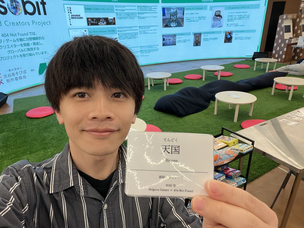 eru_sona7's tweet photo. ゲムマ2026春で販売したゲームが渋谷サクラステージの404NotFoundさんにて常設展示の企画になったので早速行ってきました！

①レジでキャプションをもらい写真を撮る
②以下のハッシュタグをつけてSNSに展示
でドリンク割引券がもらえます！

ぜひ行って遊んでみてください！
#404Shibuya
#日常写真展 https://t.co/KVpoWtdUCr