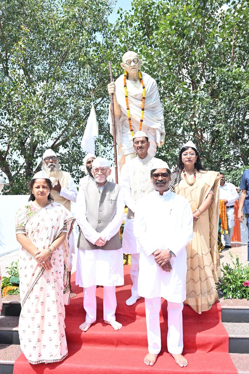 HemantSorenJMM's tweet photo. राष्ट्रपिता महात्मा गांधी जी की जयंती पर सादर नमन।

बापू ने सत्य और अहिंसा के रास्ते पर चलते हुए देश को स्वतंत्रता का मार्ग दिखाया और दुनिया को मानवता, शांति और सह-अस्तित्व का संदेश दिया।

आज जब समाज में विभाजन की कोशिशें दिखाई देती हैं, तब बापू का सत्य, अहिंसा, निर्भीकता, सद्भाव और सर्वजन हित का संदेश हमें और मजबूती देता है।

बापू का स���ना ऐसे देश का था, जहां आखिरी व्यक्ति तक विकास की रोशनी पहुंचे, गरीब और वंचित को सम्मान मिले, ग��ंव सशक्त हों और प्रकृति के साथ संतुलन बना रहे।

आइए, गांधी जयंती के अवसर पर हम उनके विचारों को केवल स्मरण करने तक सीमित न रखें, बल्कि सामाजिक न्याय, समानता, भाईचारे और जनकल्याण के लिए अपने संकल्प को और मजबूत करें।