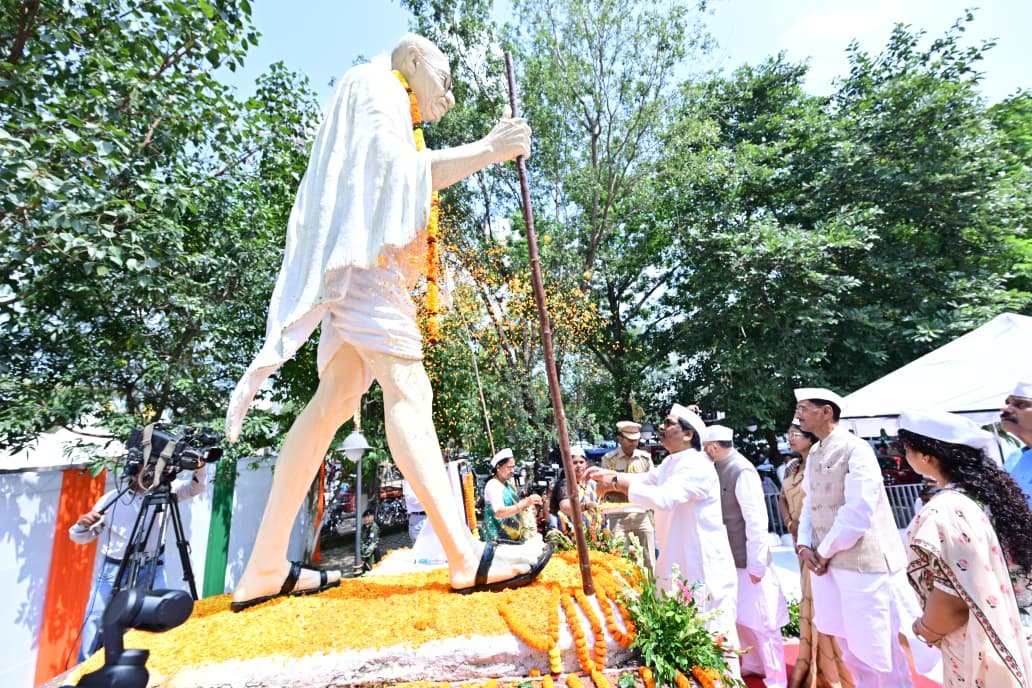 HemantSorenJMM's tweet photo. राष्ट्रपिता महात्मा गांधी जी की जयंती पर सादर नमन।

बापू ने सत्य और अहिंसा के रास्ते पर चलते हुए देश को स्वतंत्रता का मार्ग दिखाया और दुनिया को मानवता, शांति और सह-अस्तित्व का संदेश दिया।

आज जब समाज में विभाजन की कोशिशें दिखाई देती हैं, तब बापू का सत्य, अहिंसा, निर्भीकता, सद्भाव और सर्वजन हित का संदेश हमें और मजबूती देता है।

बापू का स���ना ऐसे देश का था, जहां आखिरी व्यक्ति तक विकास की रोशनी पहुंचे, गरीब और वंचित को सम्मान मिले, ग��ंव सशक्त हों और प्रकृति के साथ संतुलन बना रहे।

आइए, गांधी जयंती के अवसर पर हम उनके विचारों को केवल स्मरण करने तक सीमित न रखें, बल्कि सामाजिक न्याय, समानता, भाईचारे और जनकल्याण के लिए अपने संकल्प को और मजबूत करें।