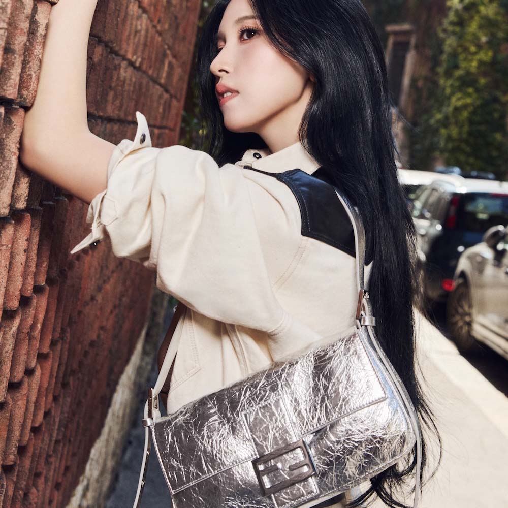 voguejp's tweet photo. TWICE MINAがフェンディの最新ルックを纏ってミラノに登場。街を軽やかに駆け抜けながら、期待を胸にショー会場へと向かう
https://t.co/hbrz79WZOz

#PR https://t.co/khhdXVSiDG