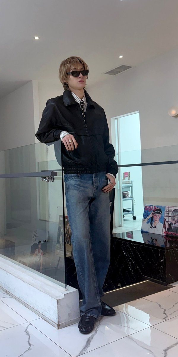 keonhojuseyo's tweet photo. so tall he could reach the ceiling https://t.co/Bk6MxMnuNG