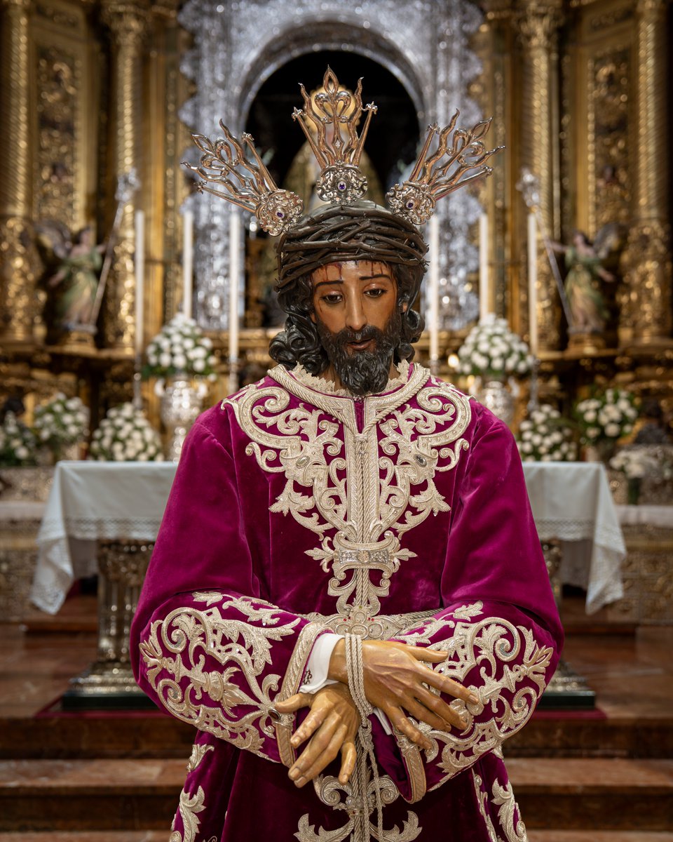 Hdad_Macarena's tweet photo. 🟣 DEVOTO BESAMANOS | Hoy, primer viernes de octubre, la Basílica de Santa María de la Esperanza Macarena acoge, como cada primer viernes de mes, el Devoto Besamanos a Nuestro Padre Jesús de la Sentencia.

Desde las 9:00 horas y hasta la finalización de la Solemne Eucaristía de las 20:00 horas, hermanos, fieles y devotos podrán acercarse a venerar al Señor. El Besamanos se desarrollará en horario ininterrumpido, quedando temporalmente suspendido durante la celebración de las distintas misas de la jornada.

🙏🏻 A las 20:00 horas, tendrá lugar la Solemne Eucaristía, presidida por el rector de la Basílica y director espiritual de la Hermandad de la Macarena, Rvdo. P. D. José María Losada.

La celebración contará con el acompañamiento musical de la Coral Polifónica de la Hermandad de la Macarena, contribuyendo al realce de la liturgia.

📺 La Santa Misa podrá seguirse en directo a través de Macarena TV.

La Hermandad invita a todos sus hermanos, fieles y devotos a vivir esta jornada de culto y oración ante Nuestro Padre Jesús de la Sentencia, renovando nuestra devoción al Señor y compartiendo un momento de encuentro en torno a la fe.

📸 @herran_murillo