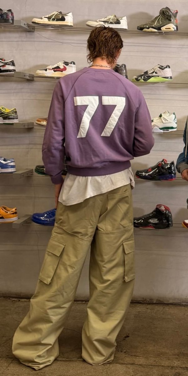 keonhojuseyo's tweet photo. so tall he could reach the ceiling https://t.co/Bk6MxMnuNG
