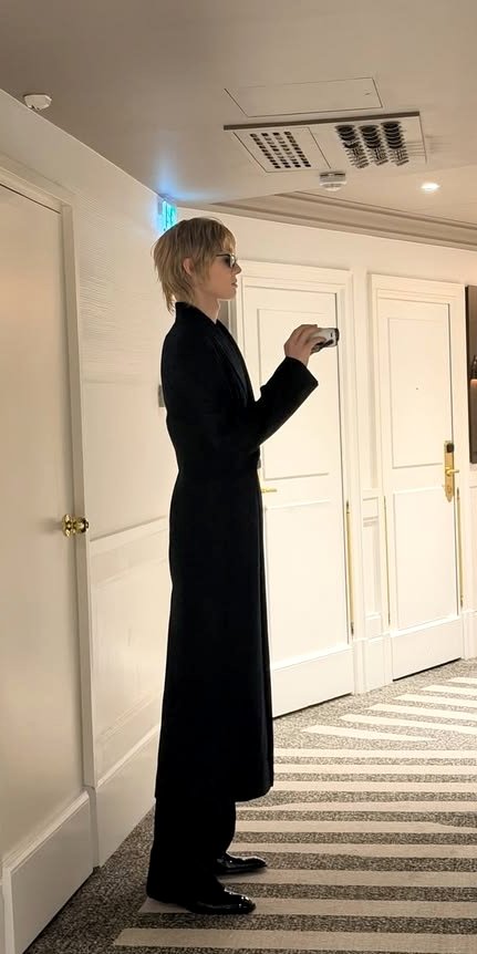 keonhojuseyo's tweet photo. so tall he could reach the ceiling https://t.co/Bk6MxMnuNG