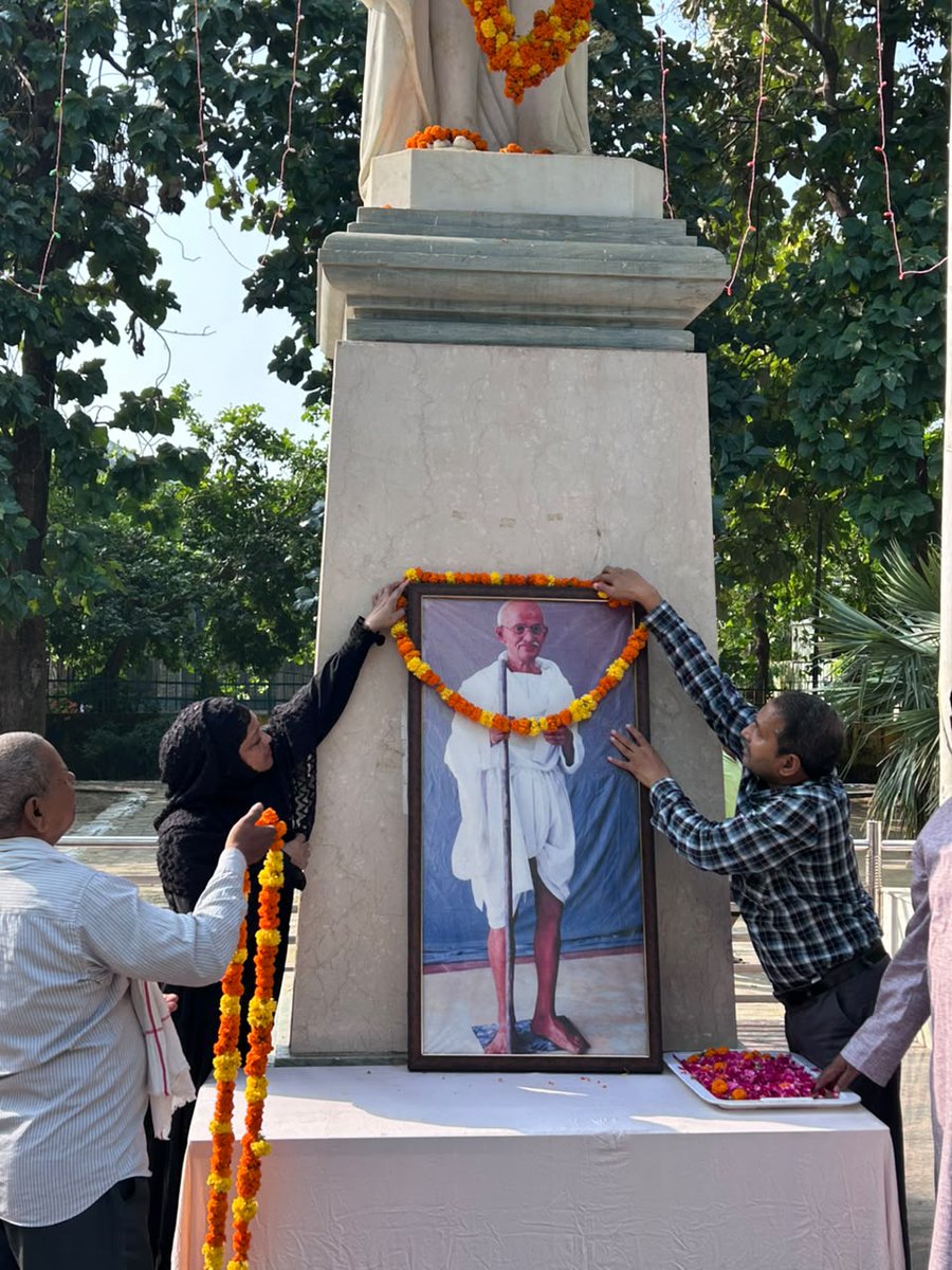 GondaNpp's tweet photo. दिनांक 02 अक्टूबर 2026 को नगर पालिका परिषद गोंडा द्वारा CDO, ADM, CRO,अध्यक्ष महोदया व EO श्री संतराम जी के नेतृत्व में 'एक पेड़ माँ के नाम' अभियान के तहत पौधारोपण किया गया और हरी झंडी दिखाकर स्वच्छता रैली रवाना की गई। https://t.co/qJ44BkgL0A