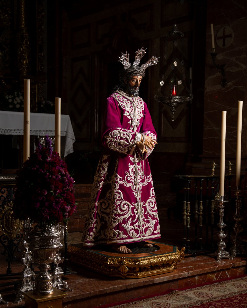 Hdad_Macarena's tweet photo. 🟣 DEVOTO BESAMANOS | Hoy, primer viernes de octubre, la Basílica de Santa María de la Esperanza Macarena acoge, como cada primer viernes de mes, el Devoto Besamanos a Nuestro Padre Jesús de la Sentencia.

Desde las 9:00 horas y hasta la finalización de la Solemne Eucaristía de las 20:00 horas, hermanos, fieles y devotos podrán acercarse a venerar al Señor. El Besamanos se desarrollará en horario ininterrumpido, quedando temporalmente suspendido durante la celebración de las distintas misas de la jornada.

🙏🏻 A las 20:00 horas, tendrá lugar la Solemne Eucaristía, presidida por el rector de la Basílica y director espiritual de la Hermandad de la Macarena, Rvdo. P. D. José María Losada.

La celebración contará con el acompañamiento musical de la Coral Polifónica de la Hermandad de la Macarena, contribuyendo al realce de la liturgia.

📺 La Santa Misa podrá seguirse en directo a través de Macarena TV.

La Hermandad invita a todos sus hermanos, fieles y devotos a vivir esta jornada de culto y oración ante Nuestro Padre Jesús de la Sentencia, renovando nuestra devoción al Señor y compartiendo un momento de encuentro en torno a la fe.

📸 @herran_murillo