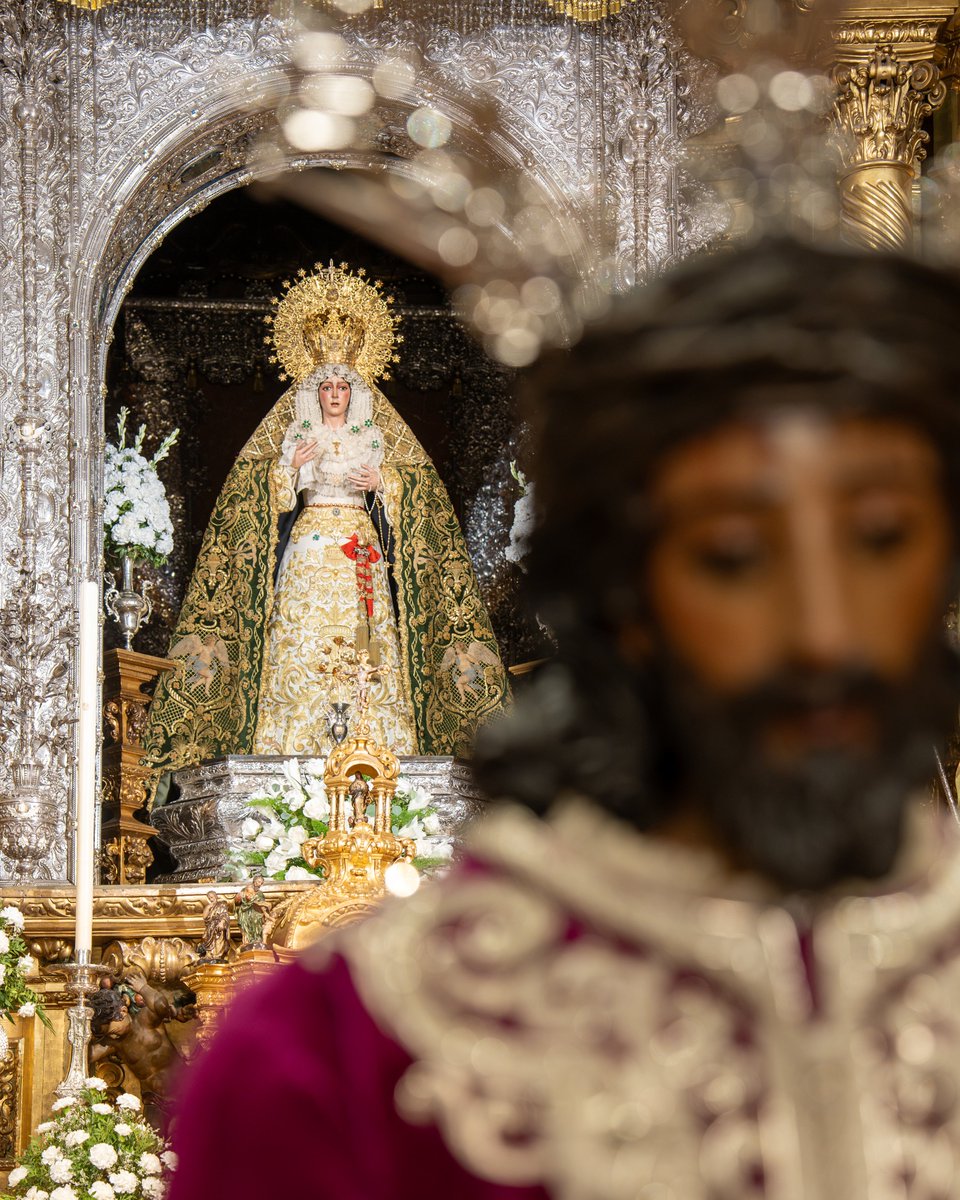 Hdad_Macarena's tweet photo. 🟣 DEVOTO BESAMANOS | Hoy, primer viernes de octubre, la Basílica de Santa María de la Esperanza Macarena acoge, como cada primer viernes de mes, el Devoto Besamanos a Nuestro Padre Jesús de la Sentencia.

Desde las 9:00 horas y hasta la finalización de la Solemne Eucaristía de las 20:00 horas, hermanos, fieles y devotos podrán acercarse a venerar al Señor. El Besamanos se desarrollará en horario ininterrumpido, quedando temporalmente suspendido durante la celebración de las distintas misas de la jornada.

🙏🏻 A las 20:00 horas, tendrá lugar la Solemne Eucaristía, presidida por el rector de la Basílica y director espiritual de la Hermandad de la Macarena, Rvdo. P. D. José María Losada.

La celebración contará con el acompañamiento musical de la Coral Polifónica de la Hermandad de la Macarena, contribuyendo al realce de la liturgia.

📺 La Santa Misa podrá seguirse en directo a través de Macarena TV.

La Hermandad invita a todos sus hermanos, fieles y devotos a vivir esta jornada de culto y oración ante Nuestro Padre Jesús de la Sentencia, renovando nuestra devoción al Señor y compartiendo un momento de encuentro en torno a la fe.

📸 @herran_murillo