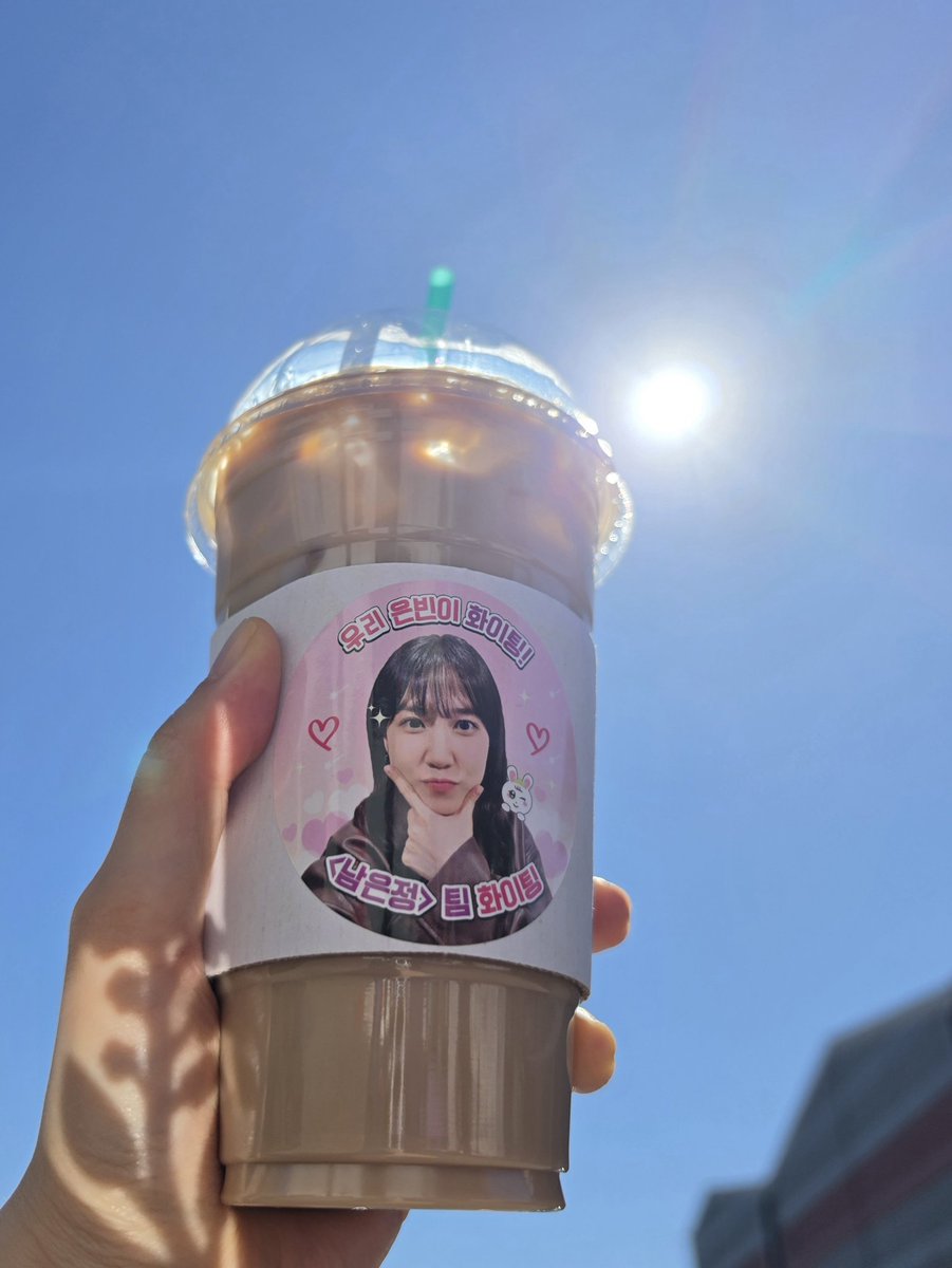 _defdefK's tweet photo. รู้สึกถูกรักโดยดาราคือแบบนี้อะ พี่อึนบินน่ารักมาก ให้ฝากอะไรถึงบิงโกไทย ชีเขียน "รักนะ🩷 ขอบคุณค่ะ"
ฮืออออ พี่กลับมาหาหนูที่ไทยหน่อย จะหาข้าวเหนียวมะม่วงไปให้กินอีกเยอะๆๆๆเลย คิดถึงอะ อยากเจออีก 😭😭😭 https://t.co/637kftFhjp