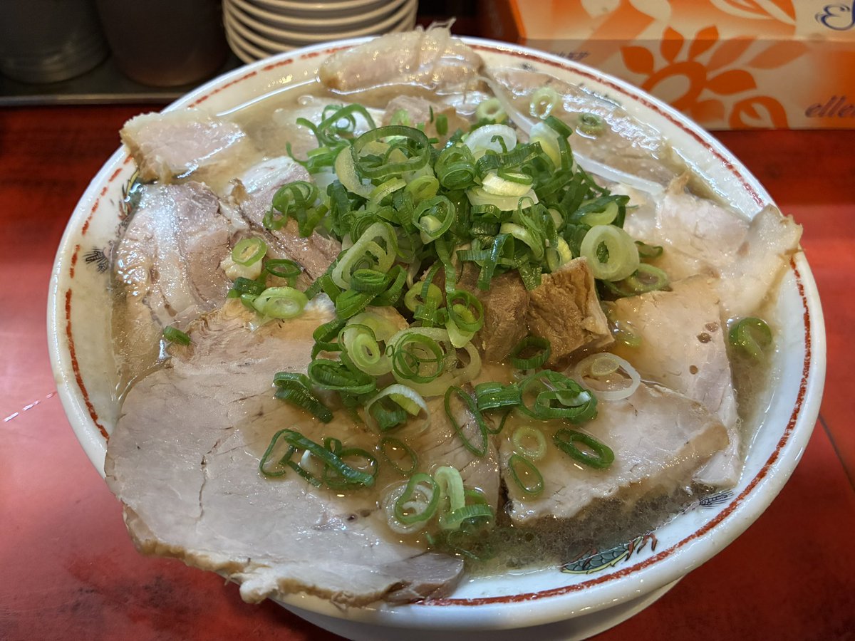hamahachido's tweet photo. 京都遠征

第一旭本家様、新副菜館本店様
共に超老舗です。

厨房見えるVIP席で超ラッキー！
色んなヒントを頂き大変勉強になりました

また、帰りはラーメンストーリートで〆

2日間、沢山歩いて沢山食べて体がおかしくなりそうですが、明日からまた店舗で頑張ります💪

京都での爆笑昔話後ほど投稿🤣 https://t.co/JBYLocMtL6