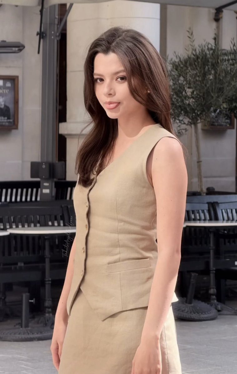 AngelGirlfreen's tweet photo. Beautiful cutie pie ☺️🤏🏻

#LeDefileLOrealParis2026xBecky
#RebeccaxLOrealParis #beckysangels https://t.co/N07POZD5J7