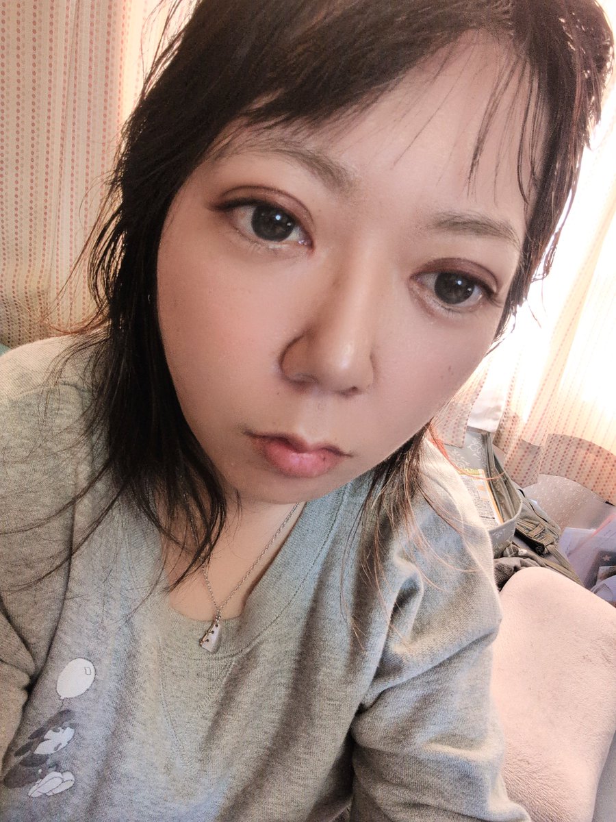ruiruirui_917's tweet photo. 私は中学からニキビが顔に出来て自分の顔に自信がなくなり周りからも汚い物を見るような目で見られるようになり他の子が顔がそんなに可愛くなくても肌が綺麗なだけで羨ましかった！今は加工や整形で少しはマシに見えるようになってよかったと思う！整形はしたらお母さんが怒るからしてないけど💦 https://t.co/4FSpSUtQn2
