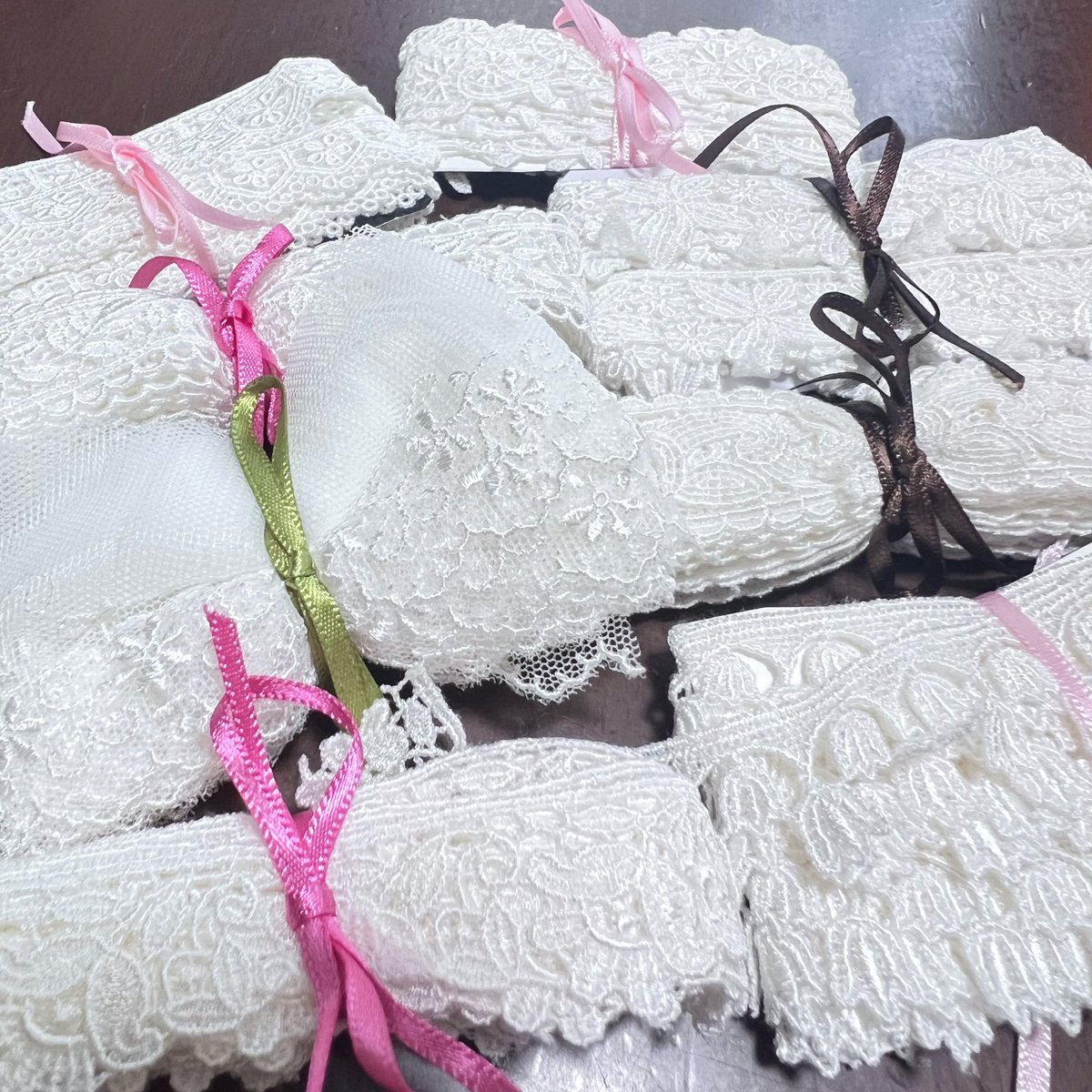 nene_note's tweet photo. 小袋の中は1袋に4種のレースが詰まってた。全部種類が違ってかわいい🩷 https://t.co/sxIDX94Ba3