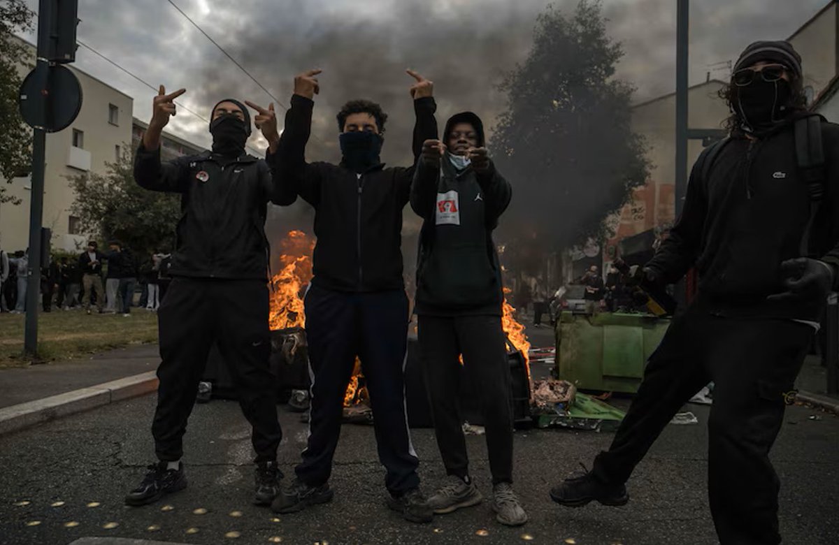 BostonTea84's tweet photo. "Studenci we Francji protestują z powodu złych warunków nauczania w szkołach."

Taka oficjalna wersja wydarzeń przepychana jest aktualnie w mainstreamie i taka trafi do podręczników.  

Bezczelność mediów w słodkim pierdoleniu farmazonów nie zna granic. https://t.co/UxzpwxMRBs