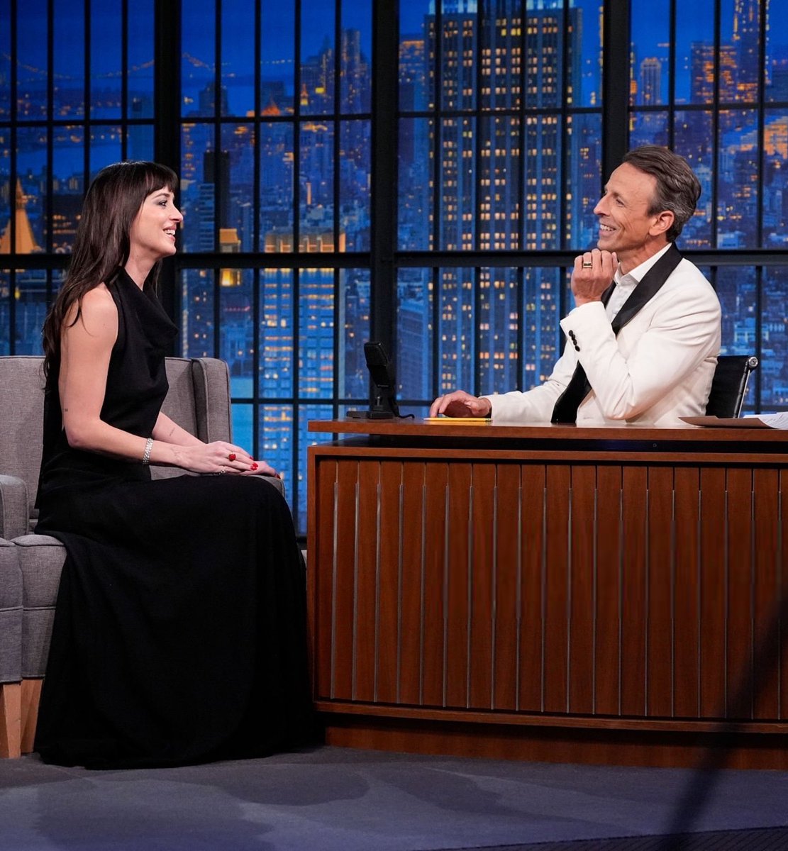 SourceJohnson's tweet photo. October 1st, Dakota on Late Night With Seth Meyers in New York! 🖤 #DakotaJohnson https://t.co/OCk7DAUQMo