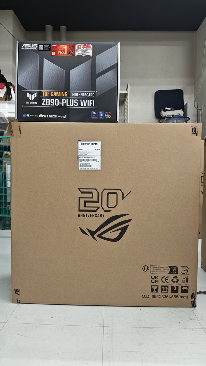 PCONES's tweet photo. これ、マザーボードの箱です。

……いや、デカくないですか？👀

当店にも入荷しておりますが、
箱のサイズがマジでATXケース級。
しかも重量もなかなかのものなので、
電車でお持ち帰り予定の方は
ちょっとした覚悟が必要かもしれません……！

さらに付属の水冷クーラーは
厚さ40mmの肉厚ラジエーター。
組み込むケースの対応サイズも要チェックです！

▼詳しくはこちら
https://t.co/2w9HZx9Frd