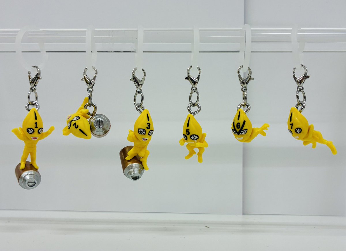 gasha_ikbkr's tweet photo. 【新商品入荷情報】

・ジョジョの奇妙な冒険 黄金の風 めじるしアクセサリー01（300円）

ミスタのスタンド･ピストルズたちが6体揃ってめじるし化🔫
#最強ガシャステーション にて先行販売です✨
一度のお並びでお一人様2個までご購入できます。

#ガシャポンのデパート池袋総本店 https://t.co/sXbWRY6XU3