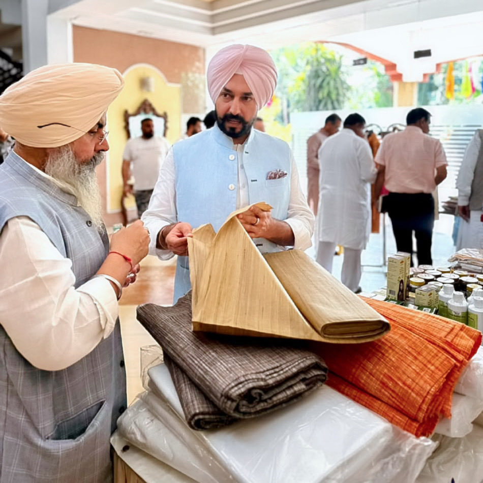 PSBrarOfficial's tweet photo. खादी सिर्फ़ पहनावा नहीं, हमारी मिट्टी, मेहनत और स्वदेशी की पहचान है। 🇮🇳
आज खादी के साथ—वोकल फॉर लोकल का संकल्प। https://t.co/nw9CALcODL